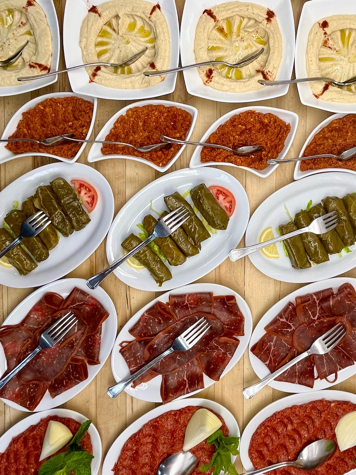 Whats your favourite mezzé?
#hommos #moutabbal #mouhamara #kibbehnayeh #sarma
Quel est votre mezzé préféré?
#lebanesefood #armenianfood #laval #mtl #resto #lavalrestaurant #lavalfood #mtlfood