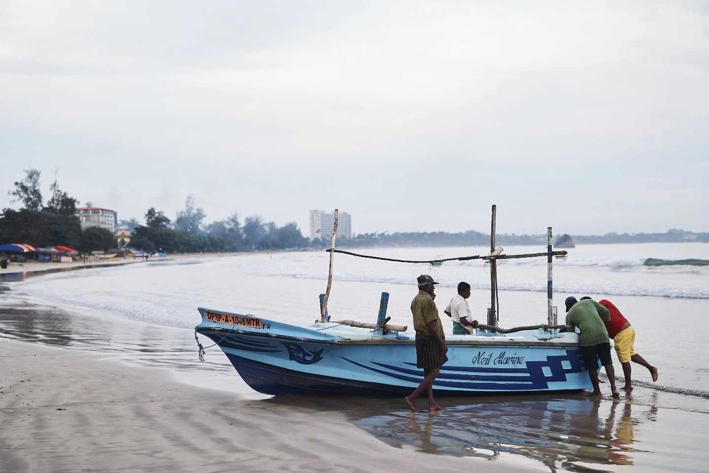 Fishing isn’t just work here — it’s a rhythm, a tradition, and a way of life. From early morning launches to sunset fish stalls, it’s all part of the everyday magic on the south coast. Lion's Rest lets you live this rhythm. Come be a part of it.🦀
📸@leoandphoto
#lionsrestlife #FishingWithLucky #southcoast #weligama #gurubebila #ahangama #familysurfholidays