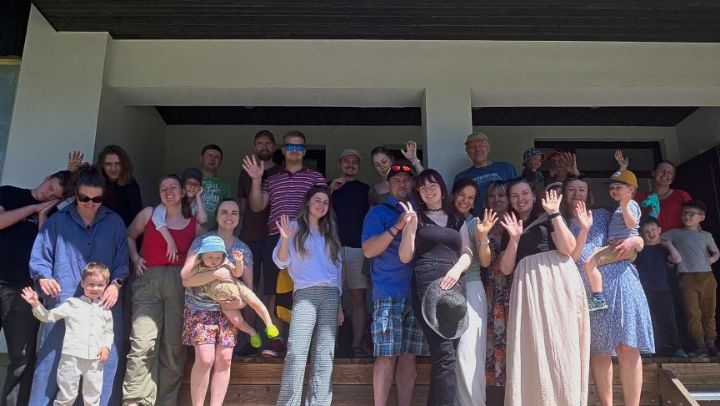 Līgu ģimeņu diena Ozolniekos pavadīta rotaļīgā noskaņā burbuļos, spēlēs un minot pasaku tēlus. Vai vari uzminēt uzzīmēto? 👵🐺