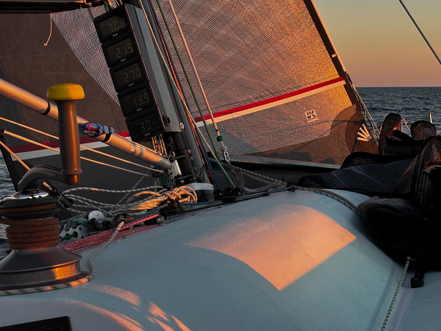 Natten har gått bra, vi har rundat hoburgen och tar sikte mot Karlsö