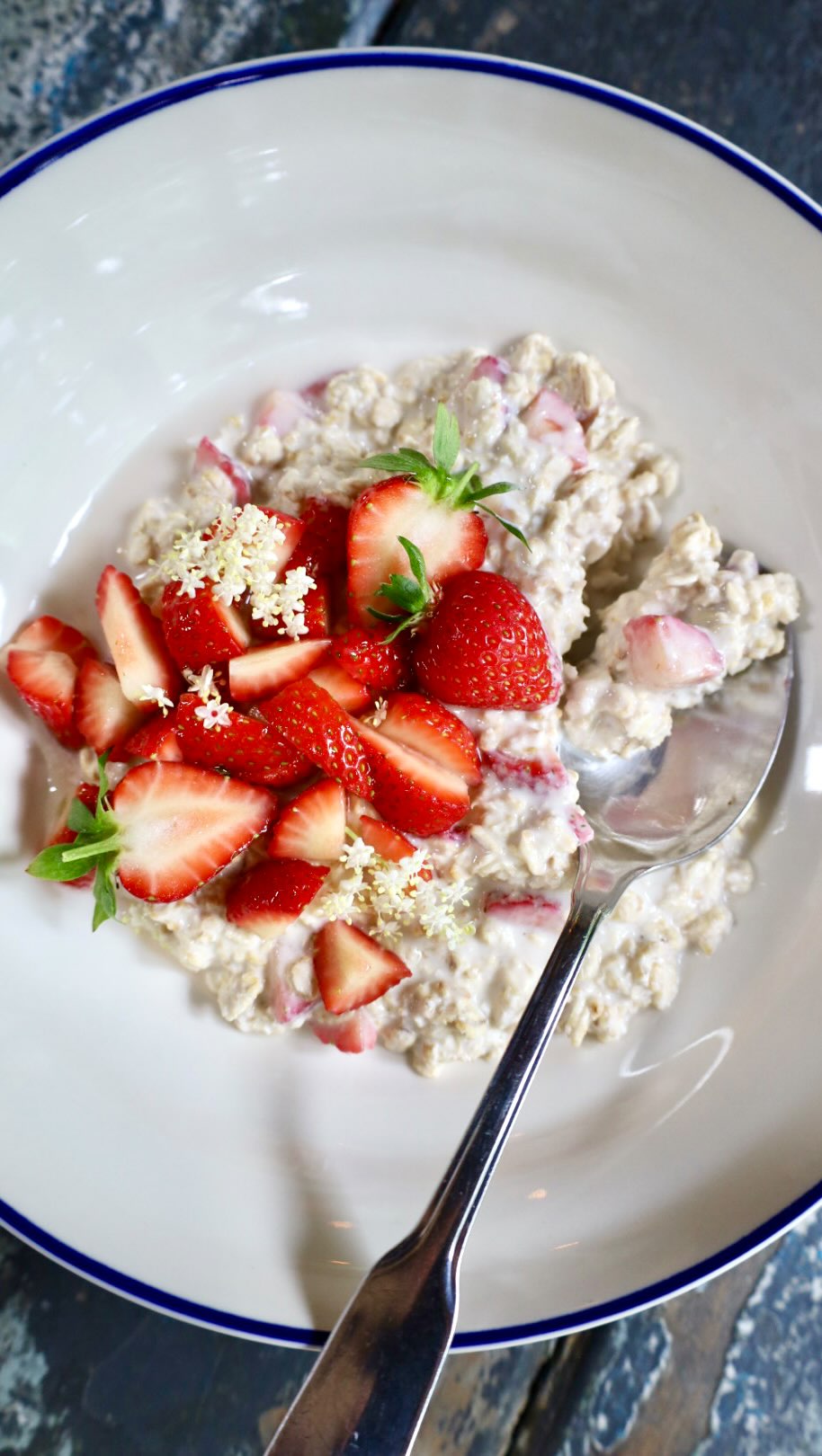 Making the most of strawberry season, including this STRAWBERRIES & “CREAM” OATS breakfast.
Sweet strawberries with a rich, creamy overnight oats.
To make mix 40g rolled oats, 60g vegan Greek-style yogurt, 60ml almond milk, (1 tsp maple syrup optional) a pinch of salt and about 1/4 cup finely chopped strawberries. Let sit overnight. In the morning add more yogurt or milk if desired, for the preferred consistency. To serve mix 1.5 tbsp maple syrup with about 5 or 6 chopped strawberries. Spoon over the oats and enjoy!
#strawberry #britishstrawberries #strawberriesandcream #healthybreakfasts #recipe #recipedeveloper #foodphotography #veganerezepte