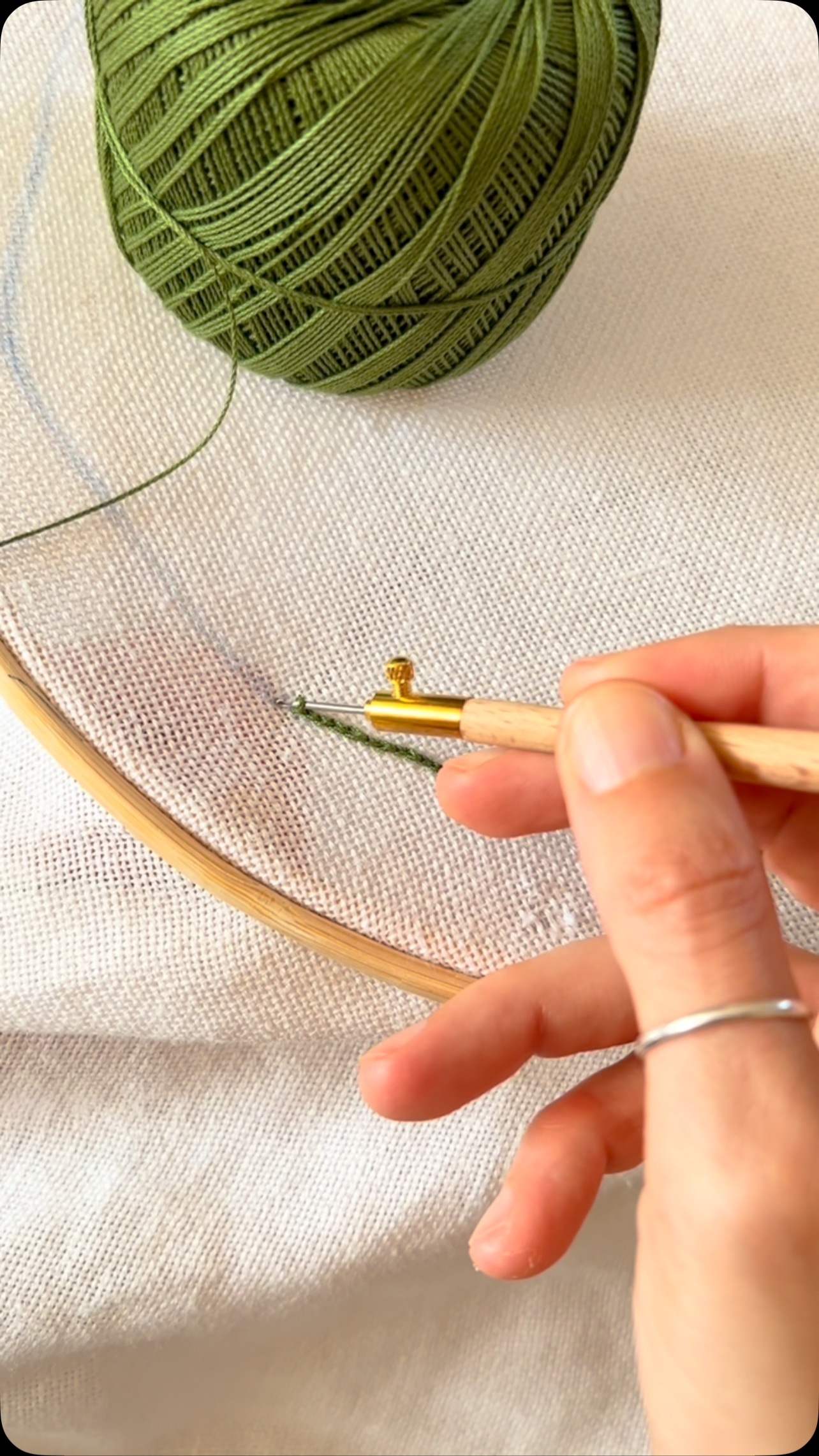 .
L’UNCINÈTT
Una delle tecniche per ricamare le pezze del casaro è l’uncinetto che passa attraverso la trama larga del tessuto di lino e ramia (o ramiè) e crea un punto che sembra una catenella. ⛓️
#uncinettochepassione😍❤️ #uncinetto #lino #ramie #chrochet #franchcrochet #lunéville #lunevillembroidery #diy #handmade #reggioemila #tradizionereggiana #pezzadelcasaro #parmigianoreggiano