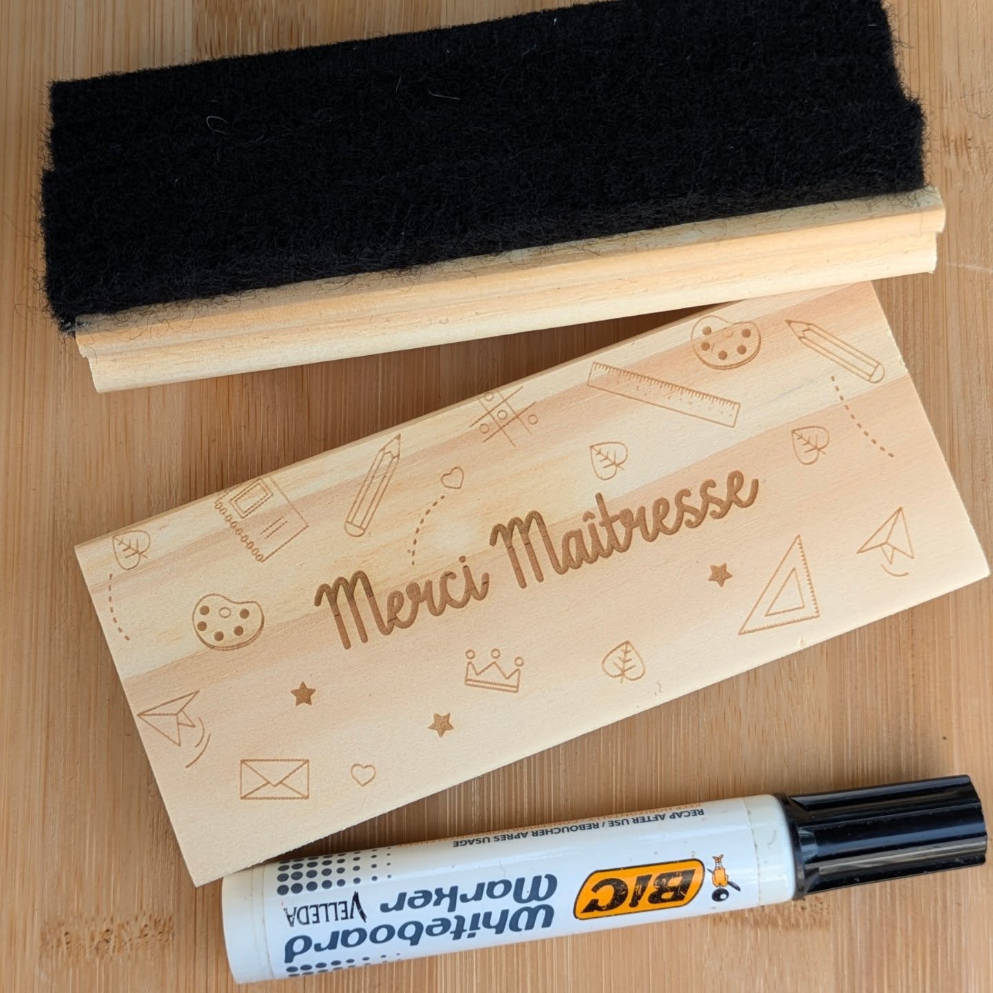 Un jour, une idée !
Vous nous connaissez, on aime les idées cadeaux utiles ! Alors voici la première idée cadeau, spécialement créée pour les enseignants !
C'est un stock limité,
On espère que ça va vous plaire !
Rdv sur www.lestabouretsdandrea.fr -- sur la boutique Love and Wood 💜