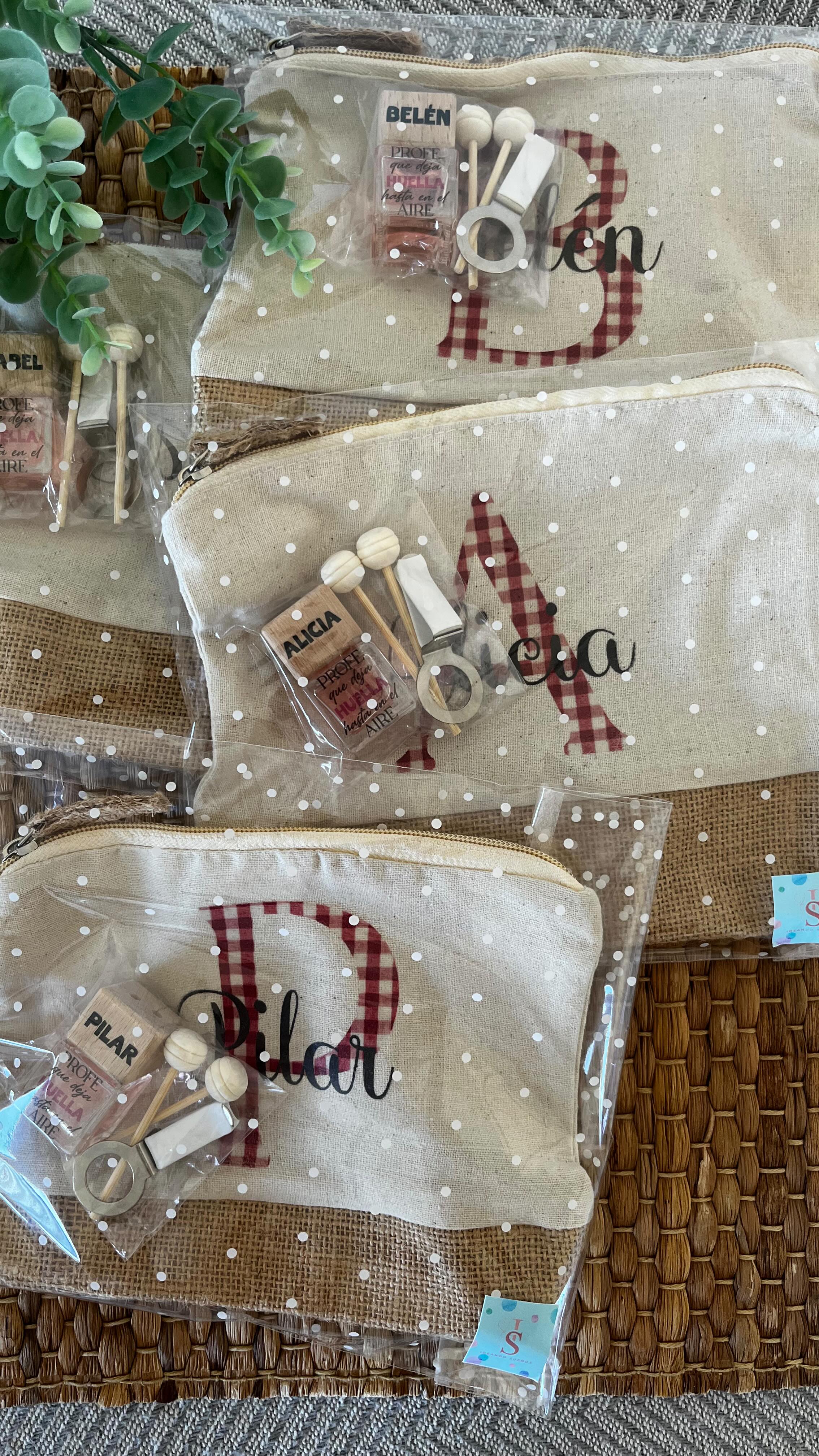 📚 REGALO PARA PROFES ✏️
Ya queda poco para fin de curso y estoy preparando los regalitos para las profes. 🎁
Este pack con un neceser personalizado y un ambientador de sandía ha quedado súper bonito! Espero que les encante 😍
¿Tu ya tienes el tuyo? Últimos dias para hacer tus pedidos.
#findecurso #regaloprofes #regalospersonalizados