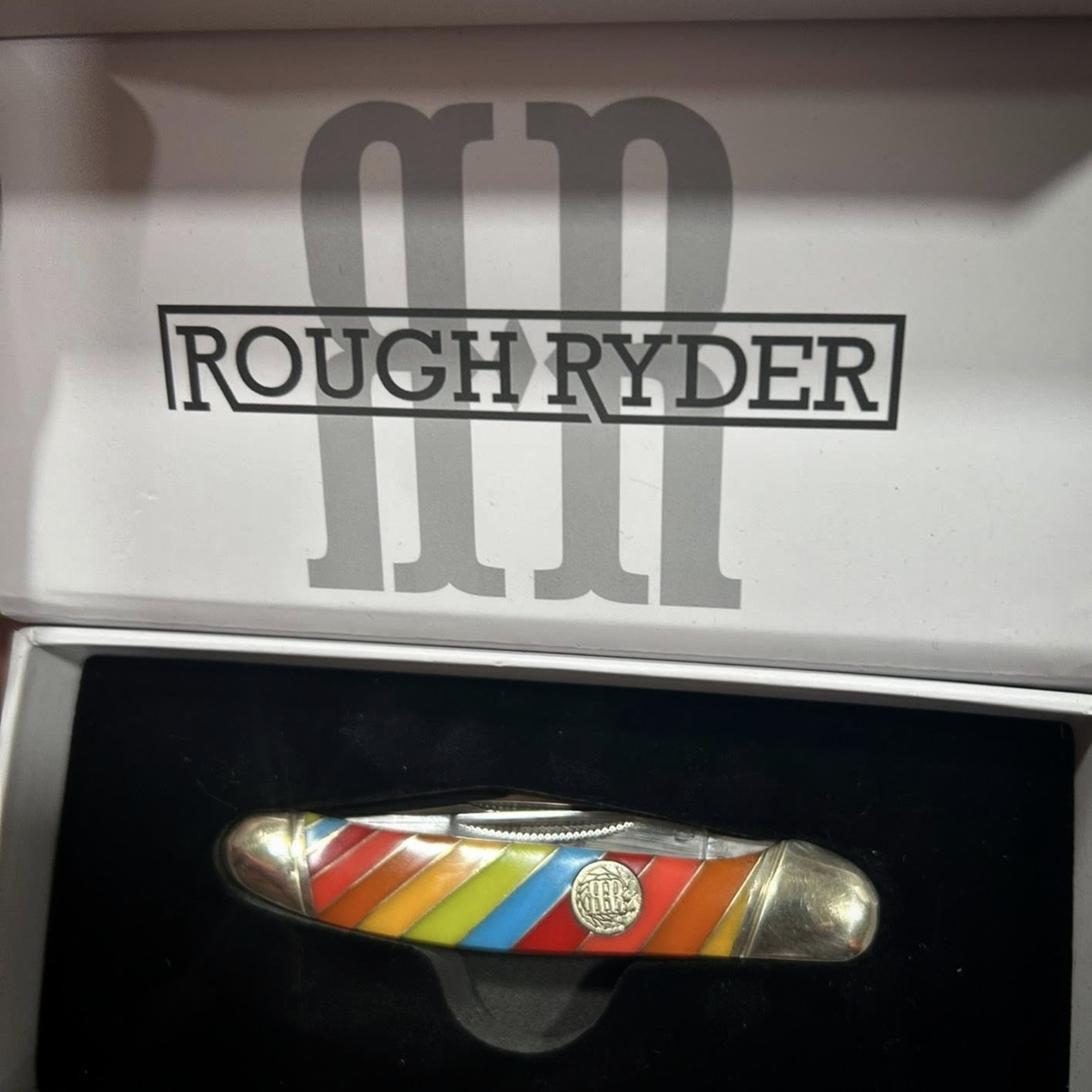 Not just a knife.
A whole legacy.
Rainbow Rough Ryder? Oh honey, this one's for the OGs—Purple Press, leather queens, and the boys who made masculinity fabulous. 🗡️🌈
Still sharp. Still serving.
#iykyk
#Pride
#pride2025
#QueerHistory
#lgbtqia🏳️🌈
#LeatherDaddyVibes
#Purplepress
#stonewall