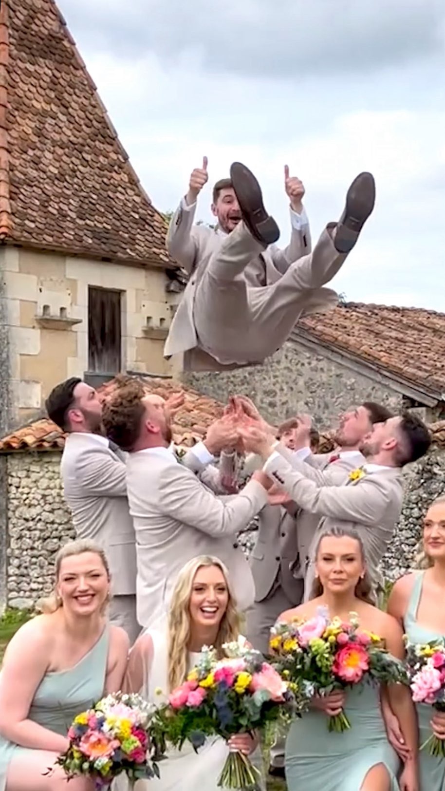 Ooooooh we just loved this fun bridal party for A&N glorious wedding. Good catch lads!
Filming for Memories 💛
Venue @manoirdelongeveau.
Planner @marrymoi.zoe and @vshernock13 for @marrymeinfrance.
Food @amyfrancis55.
Flowers @lesfleurscoupees.
Content creator @iwedfilm.
Second shooter @rainymils.
Makeup @skin23_mua.
Hair @weddinghairdordogne.
#weddinginfrance #marriedinfrance #destinationweddings #chateauwedding #weddingfilmfrance #contentcreatorfrance