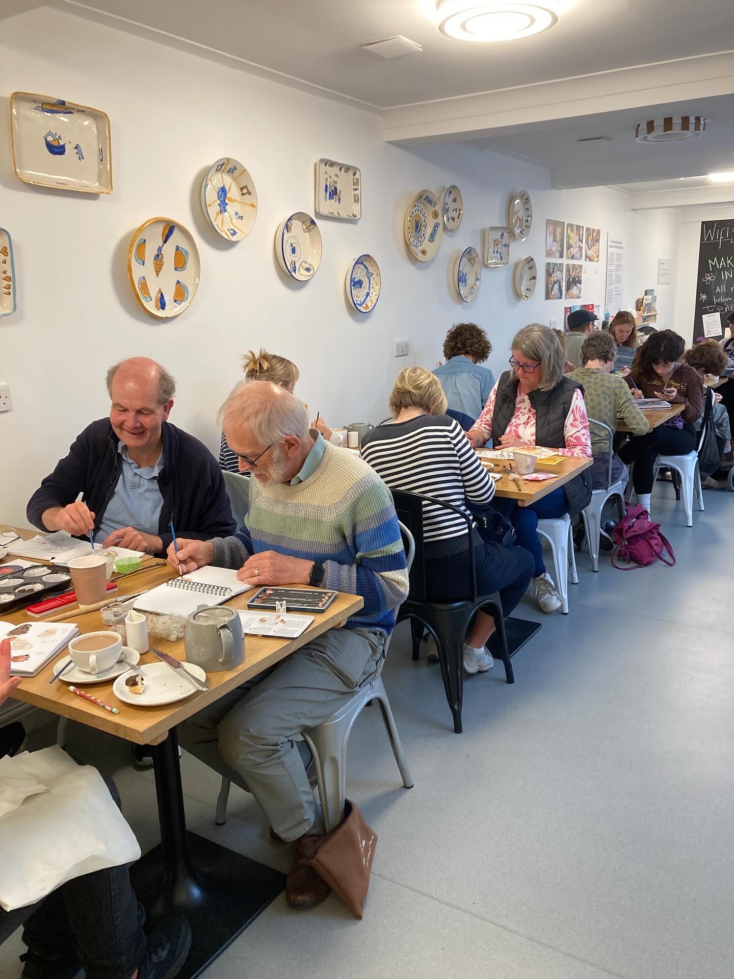 Today’s sketch and stroll at the Abbot Hall. We were responding to the new exhibition Expanding Landscapes. Artists were markmaking with natural pigments.. soil and crushed brick from the river Kent, green slate from Honister, red and yellow ochre and ground charcoal rescued from a beach campfire in Torridon. A wonderful group to lead.. and a great exhibition to explore.#contemporary#landart#naturalpigments#