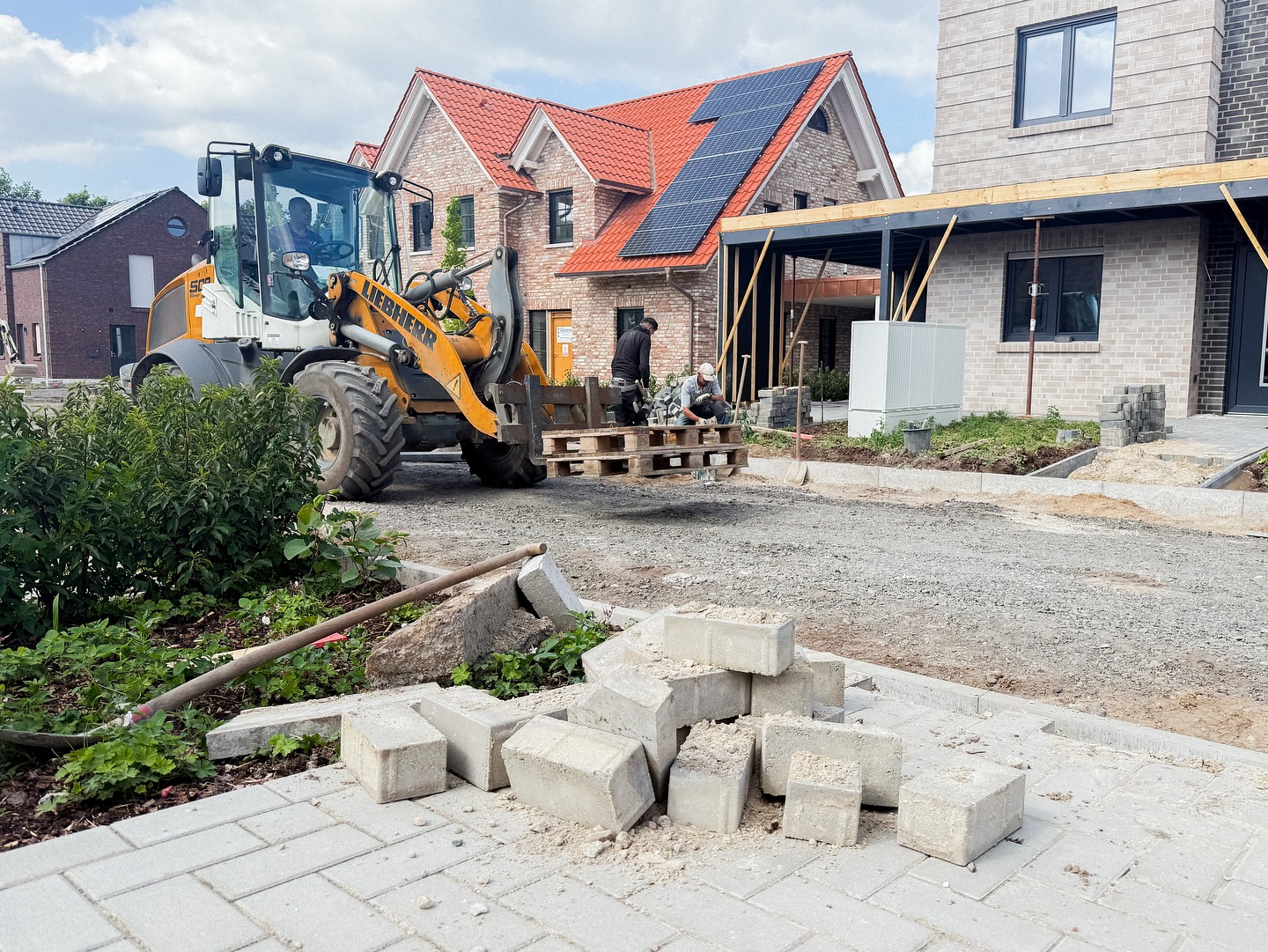 Bald ist unsere Siedlung in Steinfeld endlich fertig! 🚧 Die Straßenarbeiten sind in vollem Gange – wir freuen uns auf das Ergebnis! 🏡✨
_______________
#steinfeld #co2neutral #steinfeldniedersachsen #siedlung #baustelle #straßenbau #neubau #neubausiedlung #bauenwohnenleben