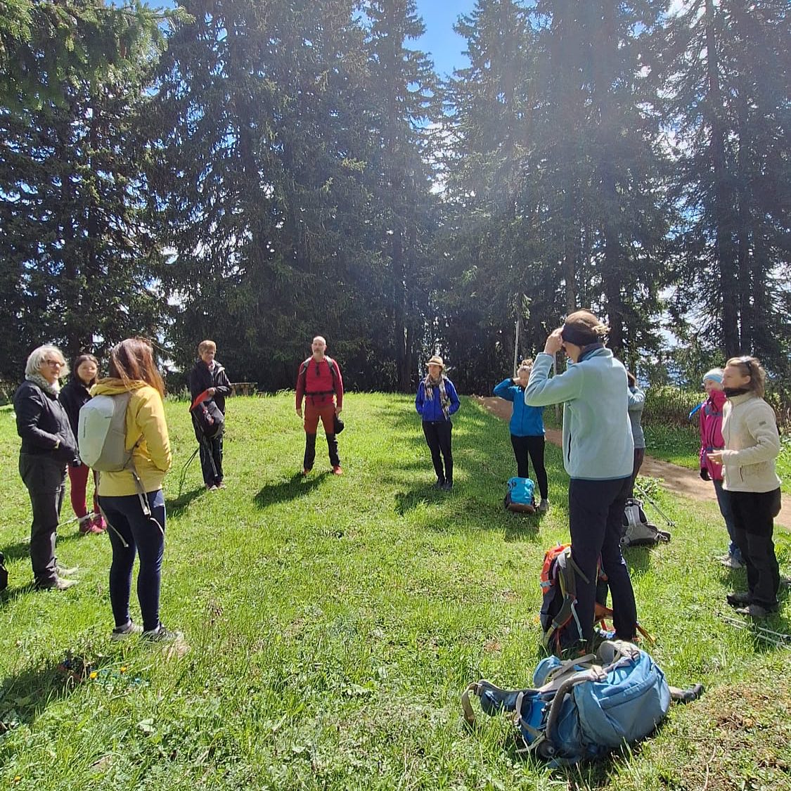 🏞️RETOUR en images et en mots de la RETRAITE YOGA & NATURE 🧘🏼♀️🌱qui a eu lieu fin mai dans le Beaufortain. Des instants de grâce, d’ouverture, de retrouvailles et d’éveil à Soi ✨🌅
✨De superbes randonnées avec @sentiers_helene_yoga_rando 🌳a l’écoute du ressenti et la rencontre des grands espaces, des forêts et de la nature.
✨Au Chalet Shanti, comme un temple perché face aux montagnes enneigées, un ressourcement profond dans le silence et l’émerveillement, sans parler de la cuisine délicieuse de Christine 👩🏻🍳🫐🍒🥧
Merci encore à tous les participants pour leur présence lumineuse, leur enthousiasme et leur joie d’être ✨
Gratitude de cheminer dans cette voie avec vous. 🥰
💬 « 3 jours de retraites avec Bérénice et un groupe bienveillant … pas étonnant ! Elle rayonne et nous fait rayonner. Les 3 jours organisés mais remplis de surprises, vraiment hors du temps, le temps des Mantras, le temps des postures. On ressort lumineux dedans et dehors. »
💬« Avec beaucoup de douceur et de bienveillance, Bérénice réussi à nous sortir du quotidien dès les premières minutes de la retraite. Un programme rempli mais jamais dans la course contre la montre. Toujours dans le moment présent. Tout était fluide et le mental pouvait se reposer. C’était naturel. »
💬 « Merci infiniment pour cette retraite. Ta présence, tes chants et ton enseignement me ramène toujours vers l’essentiel, vers la maison. »
.
.
.
#yoga #yogadelenergie #retraitedeyoga #retraitedeyogafrance #mantra #mantrayoga #meditation #vivrelessentiel #joie #lavoieducoeur #evian #evian❤️ #beaufortain