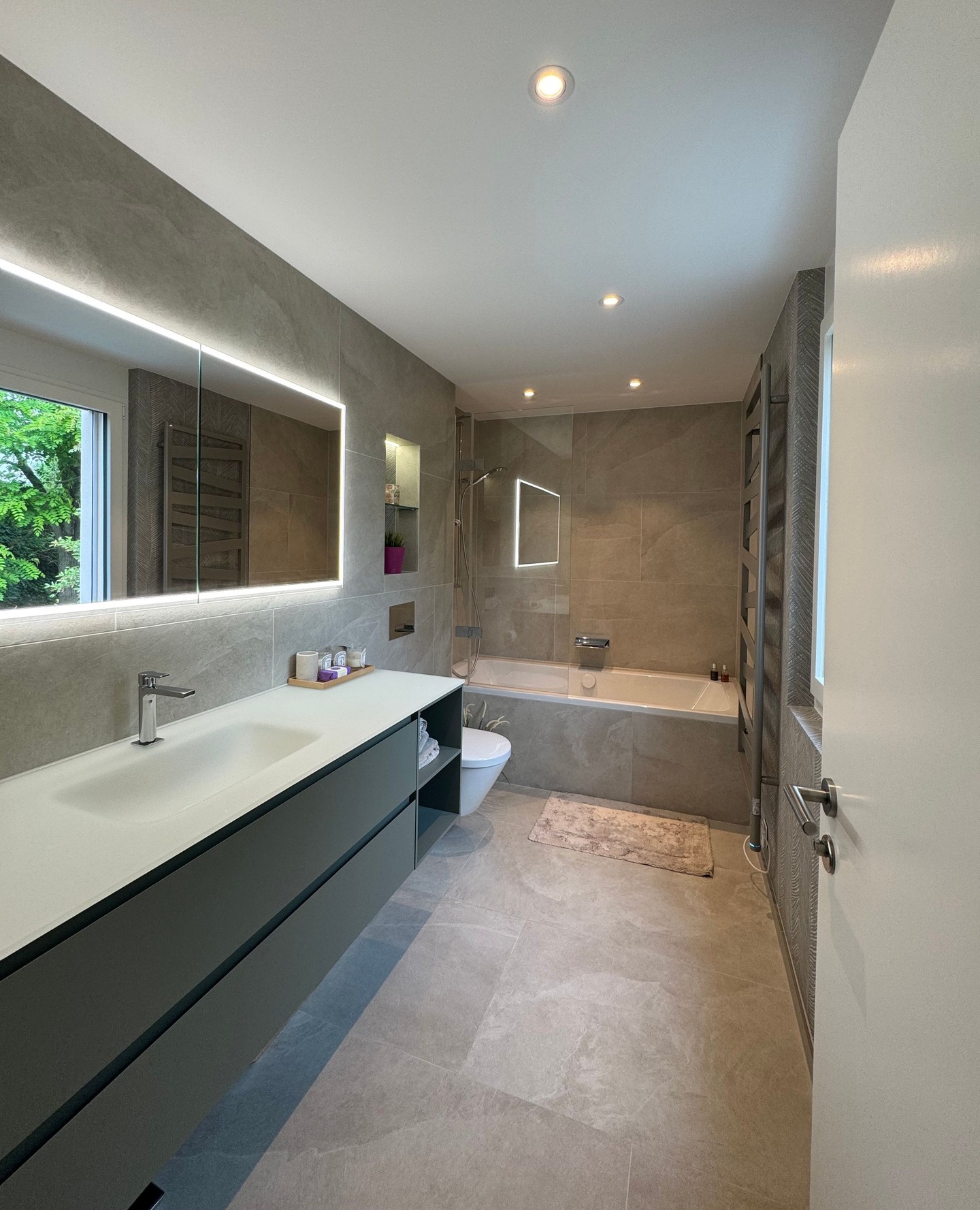 💫 Check out one of our latest bathroom transformations 👉🏼
From flooring, walls, lighting, furniture and fixtures, this bathroom was completely transformed into a modern oasis. How do you like the result?