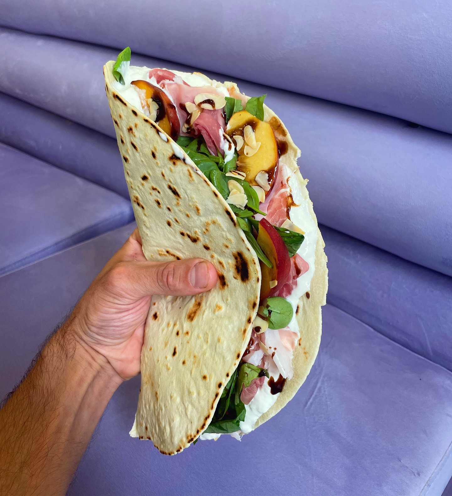 Garde la pêche 🍑 La plus famous des recette du mois is back !
. Stracciatella di Burrata bien cremeuse ☁️
. Jambon cru 🥓
. Pêche 🍑
. Amandes torréfiées 🥜
. Crème balsamique 🫙
. Pousses d’épinards 🌱
Dammnn ce qu’elle est freesshhhhhh pour cet été 🍑☀️😎
#piadina #peach #burrata #lyon #food #pornfood #italianfood #goodfood