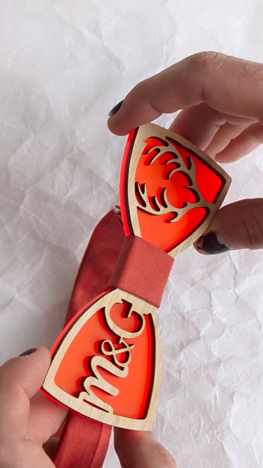 🎥 Dans les coulisses d'une création sur mesure 🎥
Vous pensez qu’un nœud pap’ en bois, c’est juste une découpe et hop, terminé ?
Spoiler alert : pas du tout 😅
✨ Savez-vous combien d’étapes il faut pour réaliser une pièce unique ?
Beaucoup plus que ce qu’on imagine !
De l’échange avec le client, au choix des essences, en passant par le design, la découpe, le ponçage, l’assemblage… jusqu’à l’emballage, rien n’est laissé au hasard.
🎬 Je vous montre tout ça en images.
Parce que derrière chaque création, il y a des heures de travail, de précision, et beaucoup (beaucoup) d’amour 💛
👉 Regardez pour découvrir les étapes d’un nœud papillon sur mesure, fait main dans mon atelier.
#bewoodstudio #savoirfairefrancais #faitmain #noeudpapillonbois #creationartisanale #slowdesign