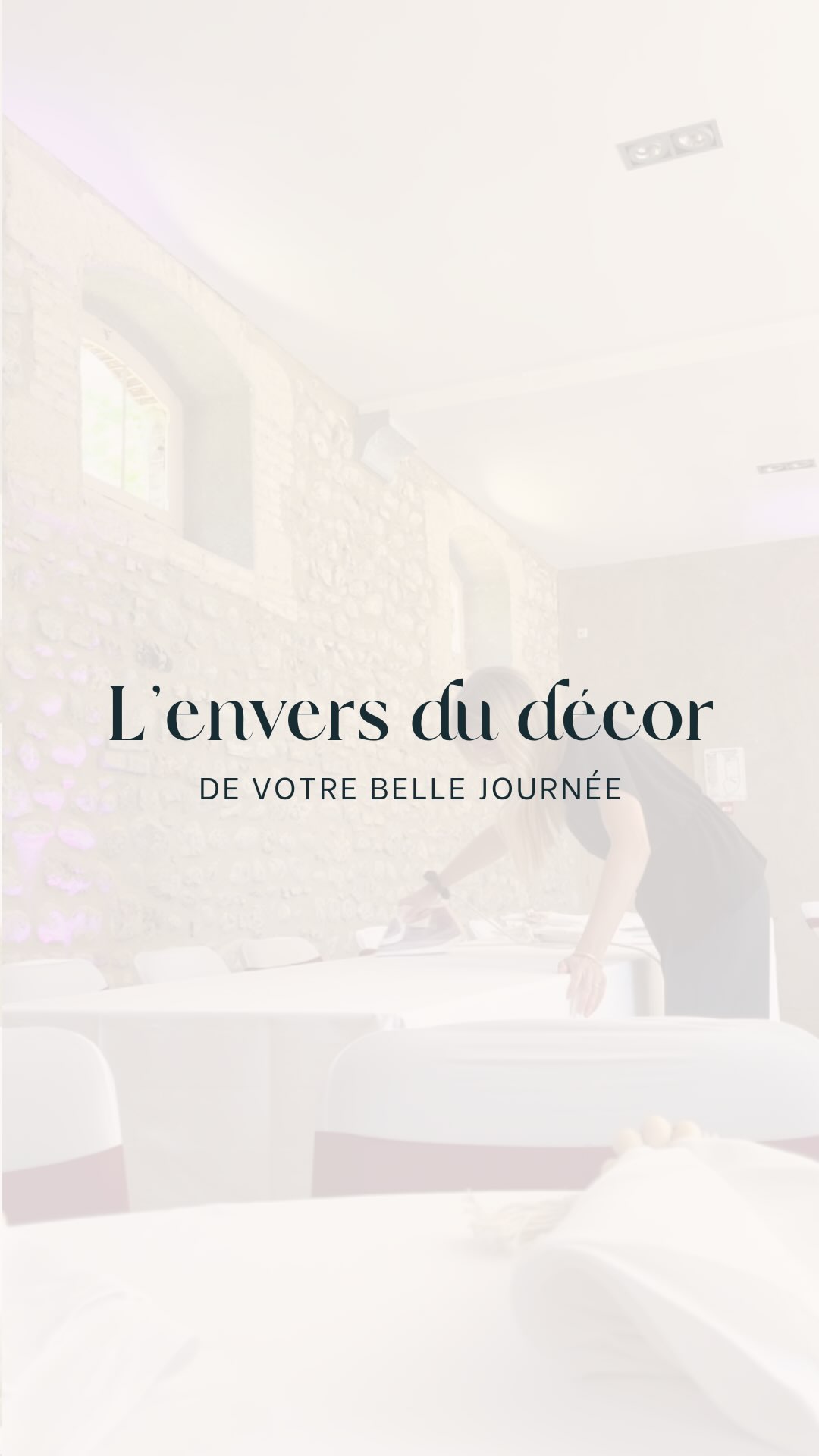 Le jour J, pendant que vous vous préparez, moi je suis déjà sur place depuis un bon moment. 🙂
Je m’assure que tout est en place.
Je repasse les nappes froissées.
Je retrouve un accessoire oublié.
Je réajuste un coin de déco qui ne tient pas comme prévu.
J’assure le bon déroulé des cérémonies, civiles ou laïques.
Je vérifie que les musiques sont prêtes, que chaque entrée se fait au bon moment.
Je fais le point avec les prestataires, je guide les invités, je réponds aux questions qu’on ne pense jamais à poser.
Et quand un imprévu pointe le bout de son nez (parce qu’il y en a toujours),
je garde la tête froide, je m’adapte, je gère au mieux !
...
Mon but, c’est que tout s’enchaîne sans accroc.
Que vous ne voyiez rien d’autre que votre journée. 🫶
Pas de stress, pas de “qui s’occupe de ça ?”.
J’absorbe les imprévus pour que tout s’enchaîne avec fluidité.
Et je ne suis jamais seule : la présence d’au moins un(e) assistant(e) à mes côtés est indispensable pour tout coordonner avec précision.
Je ne suis pas là pour être au centre.
Je suis là pour vous permettre de vivre votre journée à fond, l’esprit léger !
____________________
💌 Et si vous laissiez une coordinatrice veiller sur votre journée, pendant que vous la vivez à fond ?
#coordinationjourj #coordinatricejourj #weddingplannerfrance #weddingplannerlyon #coulissesmariage #organisationmariage #bridetobe #onvasemarier #futuremariee