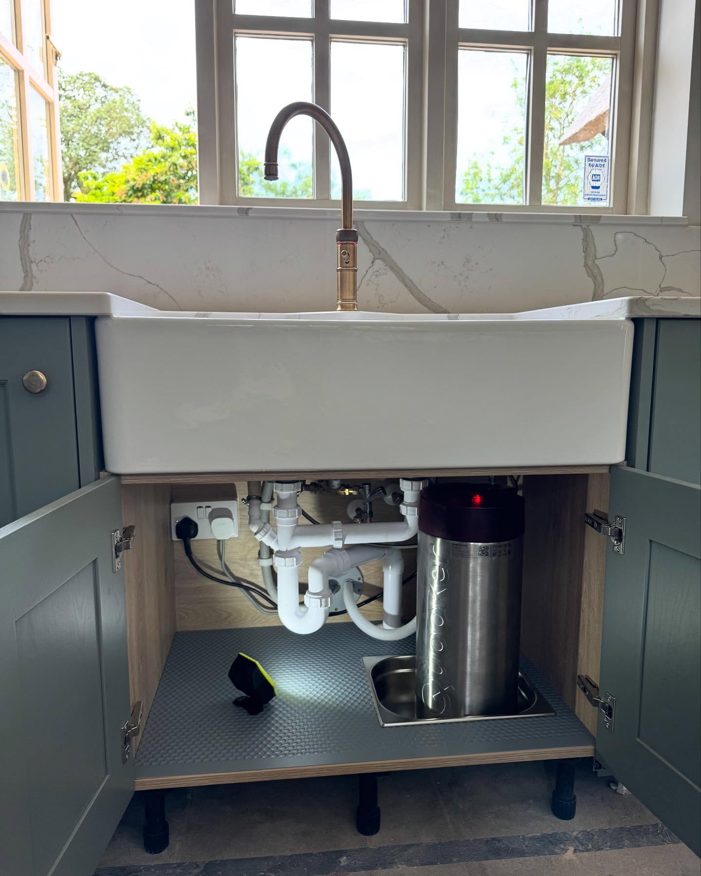 @quooker tap & Belfast sink
Always difficult with the height of the Belfast sink unit to install a Quooker neatly. Think this option is a winner 👌
Food service tray cut into the bottom of the unit, for the Quooker tank to sit in. Tidy work as always.
@quookeruk
@thequookerteam
@ldl_online
@uniliteuk
@franke_uk
#quooker #quookertap #belfastsink #plumbing #kitchen #kitchenfitter #boilingwatertap #belfast #plumbingproblems #plumbinglife👷 #tidywork #ashwoodkitchens #patinatedbrass #brass #combi+