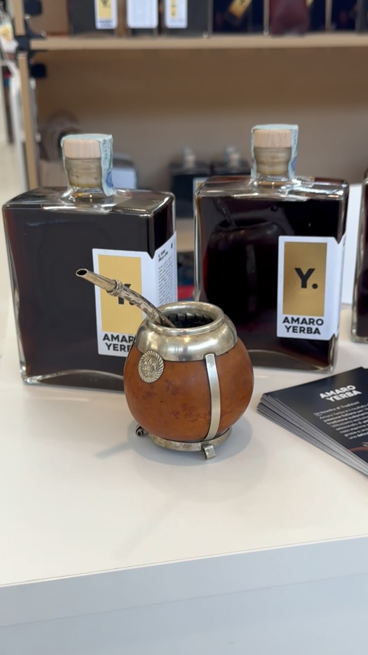 Best Wine Stars 2025 – Milano, 17/19 maggio
Un piccolo recap di tre giorni intensi e bellissimi.
Abbiamo raccontato Amaro Yerba, condiviso la storia del nostro blend unico di yerba mate e fatto assaggiare il risultato di questo lavoro: un amaro fuori dagli schemi, che richiama culture antiche e sapori lontani.
Abbiamo incontrato persone curiose, appassionate, competenti.
Sono nate connessioni, scambi, nuove idee.
Abbiamo ricevuto feedback, domande, complimenti sinceri.
Ma soprattutto, abbiamo visto negli occhi di chi assaggiava Amaro Yerba per la prima volta quella scintilla che ci ha fatto dire: “sì, ne è valsa la pena”.
Grazie a chi si è fermato, chi ha ascoltato, chi ha brindato con noi.
Alla prossima fiera.
#amaroyerba #yerbamate #bestwinestars #bestwinestars2025 #amaro #amaroitaliano #amaroartigianale #milano #bws2025 #recap