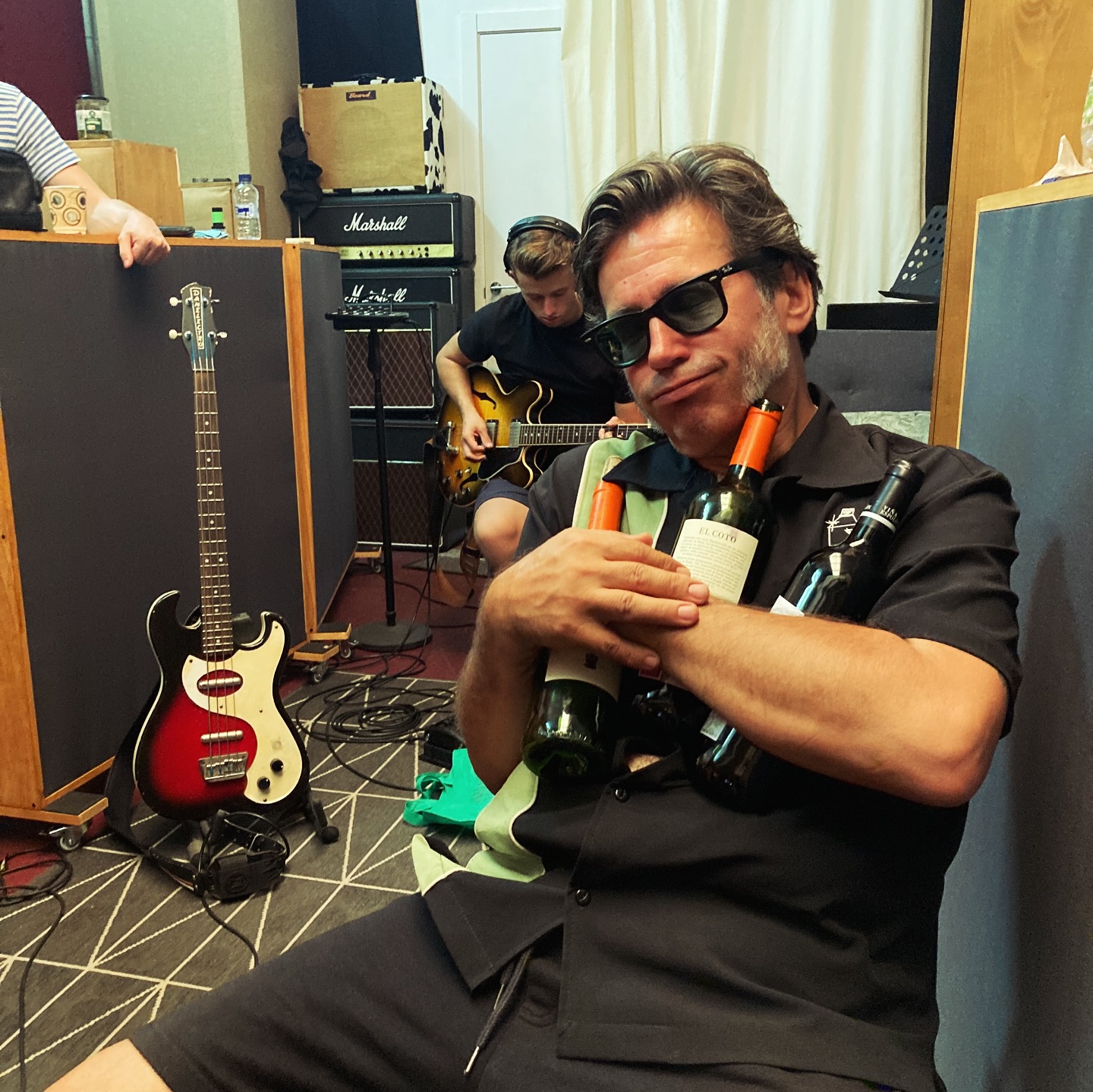 37 grados a la sombra , 5 botellas de vino y solo unas horas de grabación: un plan sin fisuras del que, pese a todo, salió este estupendo Pickle Swap, último disco publicado de The Fuzillis ( Folc Récords), los reyes londinenses del rock and roll más grasiento.
Con mucha mejor temperatura ( de momento ) y no sabemos cuánto alcohol en la sangre, The Fuzillis pasarán por Málaga este jueves por la sala Core . No te los pierdas. @thefuzillis @folc_records @core.disco #fratrock #instrorock #analogsrudio