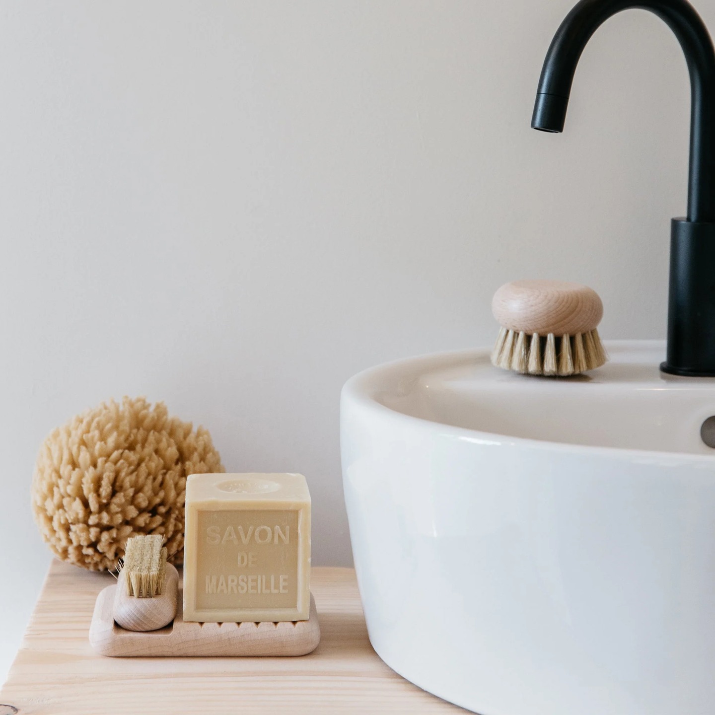 Il n’en reste plus qu’un en stock… 💛 Ce coffret en bois de hêtre, imaginé par Andrée Jardin et la savonnerie Fer à Cheval, est un concentré de savoir-faire français :
Un savon végétal pur
Une brosse à ongles en fibres naturelles
Un porte-savon en bois massif
Un rituel beauté tout en simplicité, pour prendre soin de soi au naturel.
Parfait pour offrir… ou s’offrir. Dernier exemplaire en ligne — après, il sera trop tard…
👉 À retrouver sur www.lesjoliesemplettes.com #lesjoliesemplettes #slowcosmétique #madeinfrance #andreejardin #feracheval #coffretcadeau #boisnaturel #artisanal #savonnerienaturelle #rituelslow #cosmétiquenaturelle #ecoresponsable