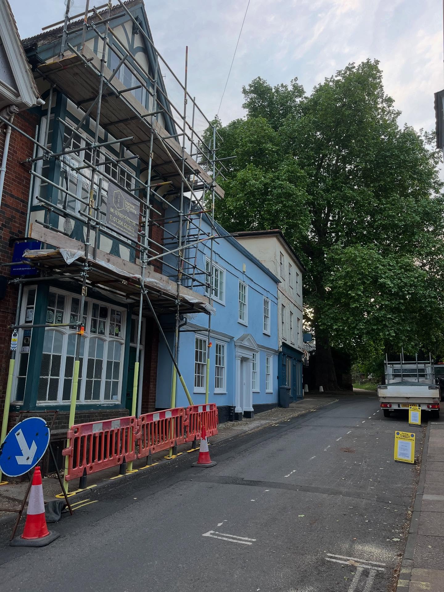 ⭐️Great street job that the team erected late Friday afternoon, so our repeat client can access the windows for repairs and repainting⭐️