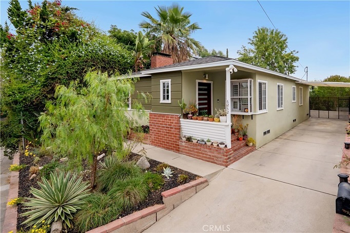 Share this with a friend who has been looking for something move in ready and funky for under 1.2 with an expansive Catio
2 🛏️
1 🛁
1,074 sq ft
Highland Park 📍
$1,199,000
(Besides this house - See Slide 6 for my other off market opportunity)
🌅 Updated Highland Park gem with approved ADU plans (ready to build)
🌅 Located in desirable Garvanza pocket with original hardwood floors and fireplace
🌅 Artistic kitchen with black cabinetry, quartz counters, custom tile, and high-end appliances
🌅 Peaceful bedrooms and bespoke tiled bath with deep soaking tub
🌅 Unique “Catio” patio space—ideal for lounging with friends or pets
🌅 Terraced backyard ready for a dream garden or entertaining space
🌅 Spacious garage perfect as a studio, office, or creative retreat
🌅 A soulful blend of character, creativity, and potential in prime NELA
Listed by my friends @chrisreisbeck
Ready to start having fun with your real estate journey? Shoot me a DM
👨 @matthewjamesboelk
📱 310-955-7420
📨 Matt@sandandstone.us
🎫 DRE # 02167081
🏣 Sotheby’s International - Vista
Would you like to have your home listed and expertly marketed by @sandandstonehomesLA ?
Drop me a DM