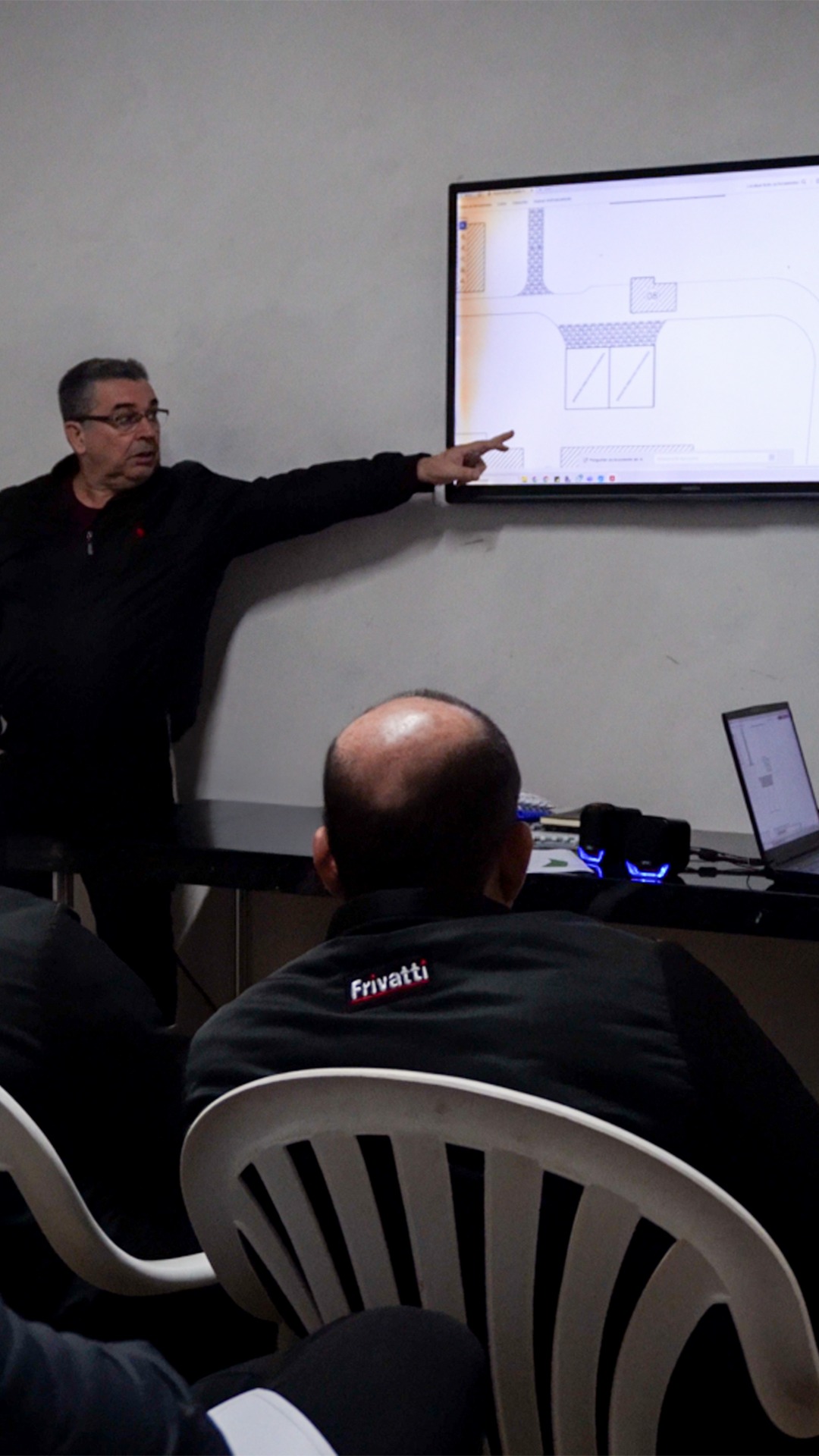 🚧 A obra avança. O futuro já começou.
Na quinta-feira, 12 de junho, foi dia de apresentar aos nossos supervisores o projeto do novo frigorífico Frivatti em Santa Helena.
Compartilhamos números, estratégias e uma visão clara de onde queremos chegar.
A visita à obra confirmou: planejamento e execução caminham lado a lado.
Uma construção limpa, moderna e eficiente, que reflete o compromisso com a inovação e a excelência.
Frivatti — construindo mais que estrutura. Construindo o amanhã. 💪
#Frivatti #ObraComExcelência #SantaHelena #InovaçãoNaPrática #FuturoFrigorífico