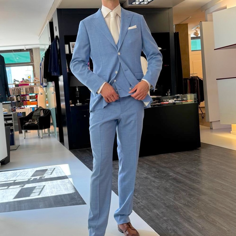 Florian Krage im maßgefertigten Cut For You - Hochzeitsanzug! Der Mittelblocker der Mannschaft unserer Herzen, den BR Volleys, trägt zu seiner Hochzeit einen Maßanzug von Cut For You!
Das Tuch stammt von der italienischen Nobelweberei Paulo Oliviera mit der trendigen Farbe Skyblue und ist ein Leinen/Wolle/Seide-Gemisch.
Der 203-cm-Recke Florian hat sich für Jacquard Paisley-Futter und Perlmuttknöpfe entschieden.
Den Dreiteiler berechnen wir mit EUR 1.500.
Ergänzt wird sein Anzug mit einem ivoryfarbenen Maßhemd van Laack und einigen ebenfalls elfenbeinfarbenen Hochzeitsaccessoires aus reiner Seide. Wir beraten auch Sie gerne!
Bitte vereinbaren Sie gleich Ihren Beratungstermin unter cutforyou.com/terminvereinbarung
#cutforyou #brvolleys #berlin #maßschneider #maßsakko #maßanzug #design #option #sommer #hemd #maßhemd #herrenmode #maßmantel #carnet #individualität #beatelecloux #maß #maßanfertigung #maßschneider #maßanzug #herren #damen #schneider #monogramm #paspel #kontrast #lorian #krage #floriankrage #berlinrecyclingvolleys