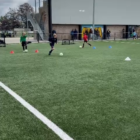 Vandaag startte onze after season met een U8/U9 en U10/U11/U12 training in de thema's passing en dribbelen en drijven. Tussendoor was er ook wat tijd voor spacing activiteiten om de oefeningen even te 'vergeten'. #mclacademy #voetbal #afterseason #vergeetcurve