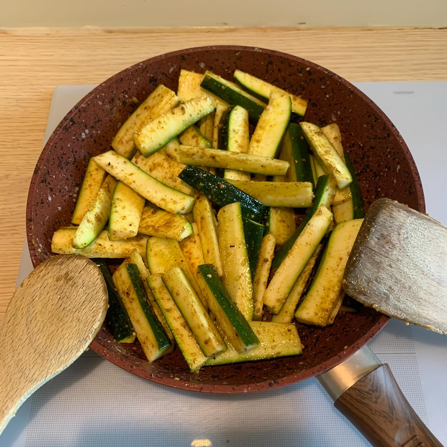 On retourne avec délectation aux petits prairies de l'été... Une bonne poêlée de courgettes avec des épices maison ! Recette sur le blog 🤗🤗