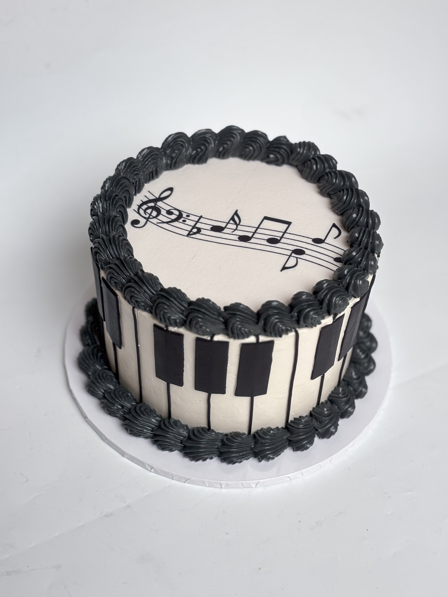 Adding to the music theme from my last post, this little vintage cake style turned out super cute!
#kaikaicakery #pianocake #retrocake #musiccake #goldcoastcakes #lambethcake