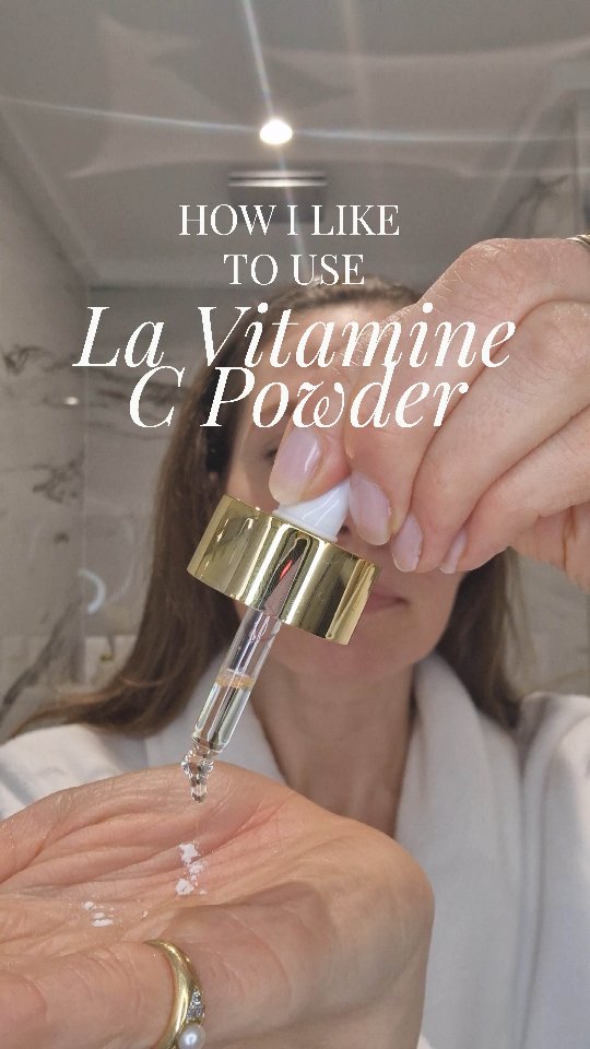 La Vitimine C Powder is back!✨️After waiting for a long time we have this gem back in stock. In this video I show you how I like to use this powder. This unique formula boosts collagen production, minimizes the appearance of hyperpigmentation, fine lines and wrinkles. It also offers extra protection against UV damage ☀️.
Now with 15% off. Use code VITAMINEC15 at checkout