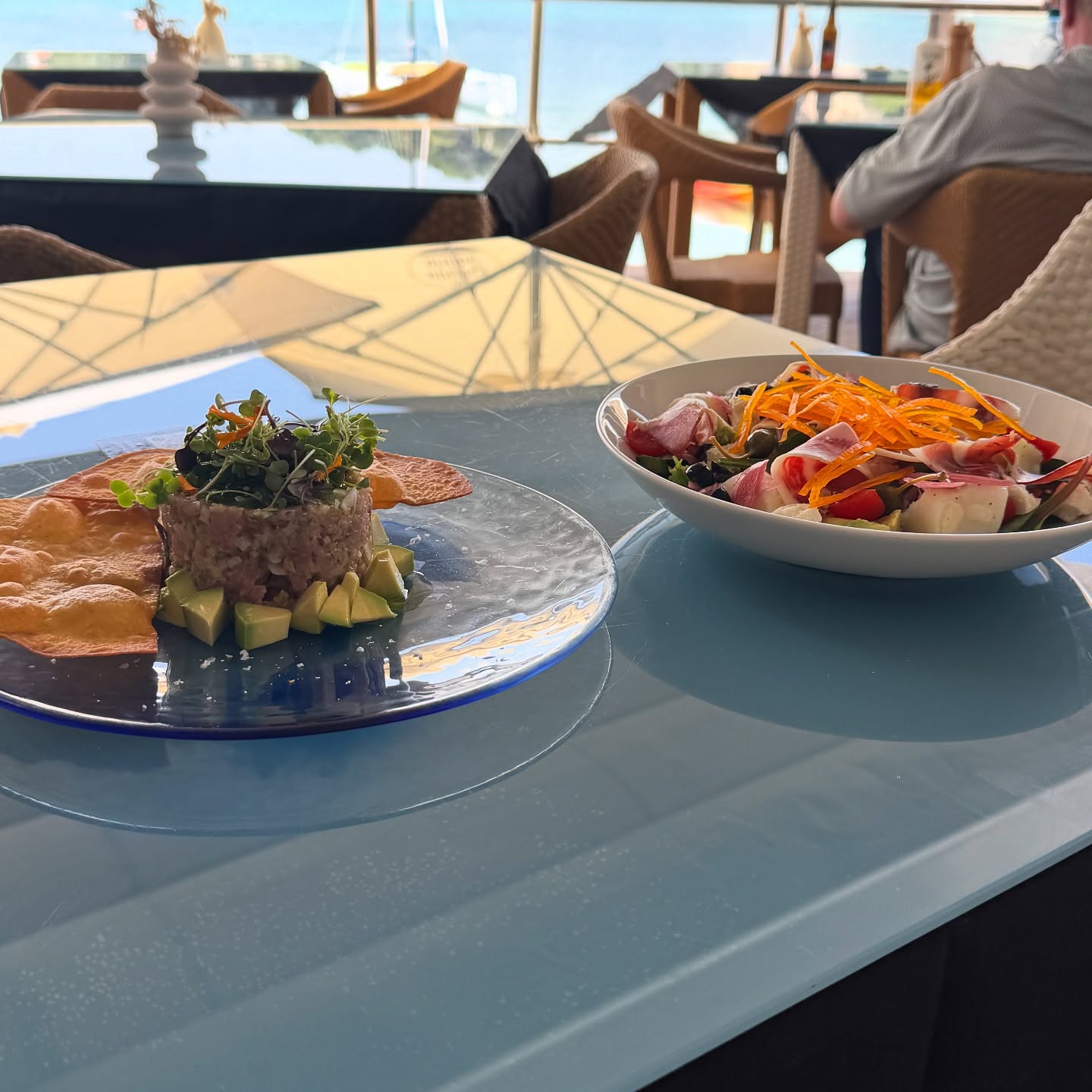 🌊✨ Sabores que conquistan desde el primer bocado:
🔥 Tartar de atún : puro atún fresco, aliñado con el toque justo para hacerte salivar.
🥬 Ensalada de la terra: una explosión de frescura con ingredientes de temporada.
🌅 Frente al mar, en Les Bassetes.
💬 Reserva tu mesa online o por WhatsApp (¡te confirmamos nosotros!)
📸 Ven y disfruta. Y si haces foto... ¡etiquétanos!
#lesbassetes #coralbeach #puertodeportivo #benissa #foodlover #comida #marisco #tartar #ensalada