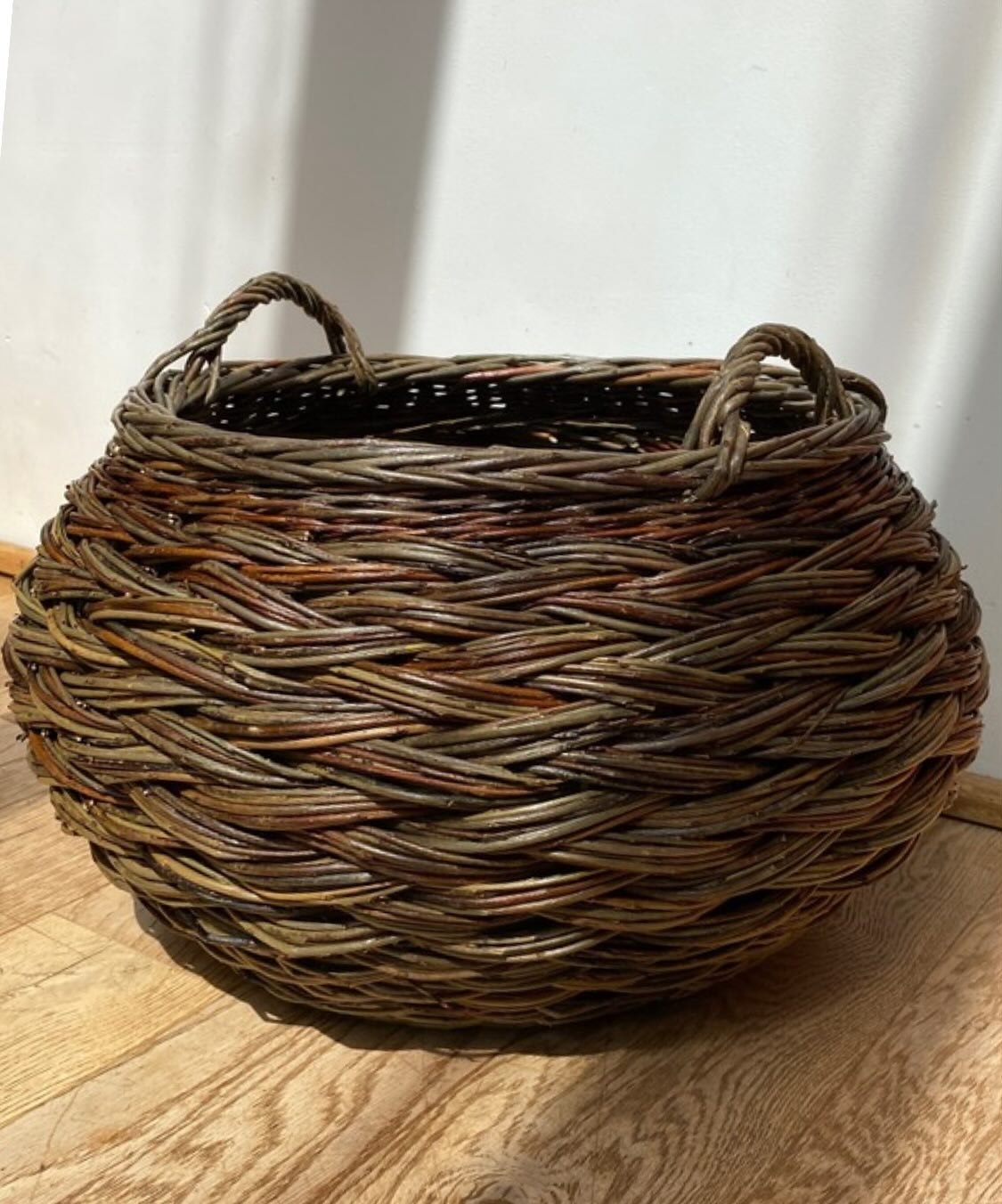Just reflecting back on a very juicy weekend learning new skills and having a lot of fabulous willow chats.
It’s started with a day demonstrating @craftfestival with @makesouthwest on Friday. The atmosphere and reception to willow/baskets/making was so positive and exciting and I talked more in a day than I would normally in a month I’m sure , just the best experience and feeling much gratitude 🙏🏻 for the opportunity and all the hard work that precedes these events .
Then I spent two days learning Tick tock weave with @suekirk.willowbaskets and a number of local talented basketmakers from the southwest. Sue explained that this weave has its origins in the rope coil weave shown in Joe hogan and Klaus Tizte’s work. We had some of her beautiful home grown willow to work with and several of her basket ideas to help guide us. Sue’s patient and generous teaching means I have come home with many new tips and a head full of ideas , a proper refresh 🙂
