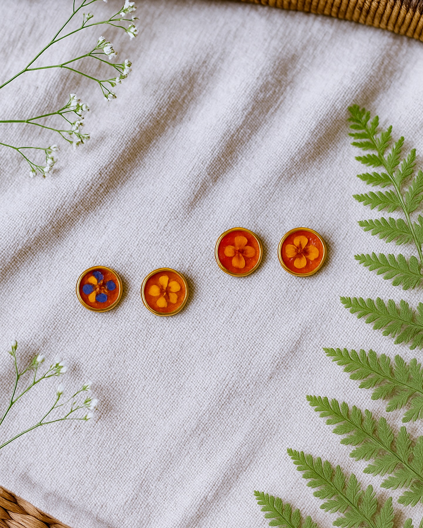 🌼 Quelle fleur te représente aujourd’hui ?
Chaque couleur, chaque pétale a une énergie.
Entre douceur, peps, chaleur ou mystère — ces paires florales racontent une histoire, la tienne.
À toi de choisir celle qui te correspond le plus 🌺
📍Disponibles au Comptoir Latino à Montmartre (30 rue des Trois Frères, Paris)
🎨 Je crée aussi sur commande des paires 100% personnalisées.
📧 bijouxtika@gmail.com | 📱 +33 6 59 08 18 84
#colombianosenparís #latinosenparis #arteparis #montmartre #colombia #tika #bijouxnature #bijouxethniques #artecolombiano #Création #paris #bijouxuniques #faitmain #culturelatino #colombianosenelexterior