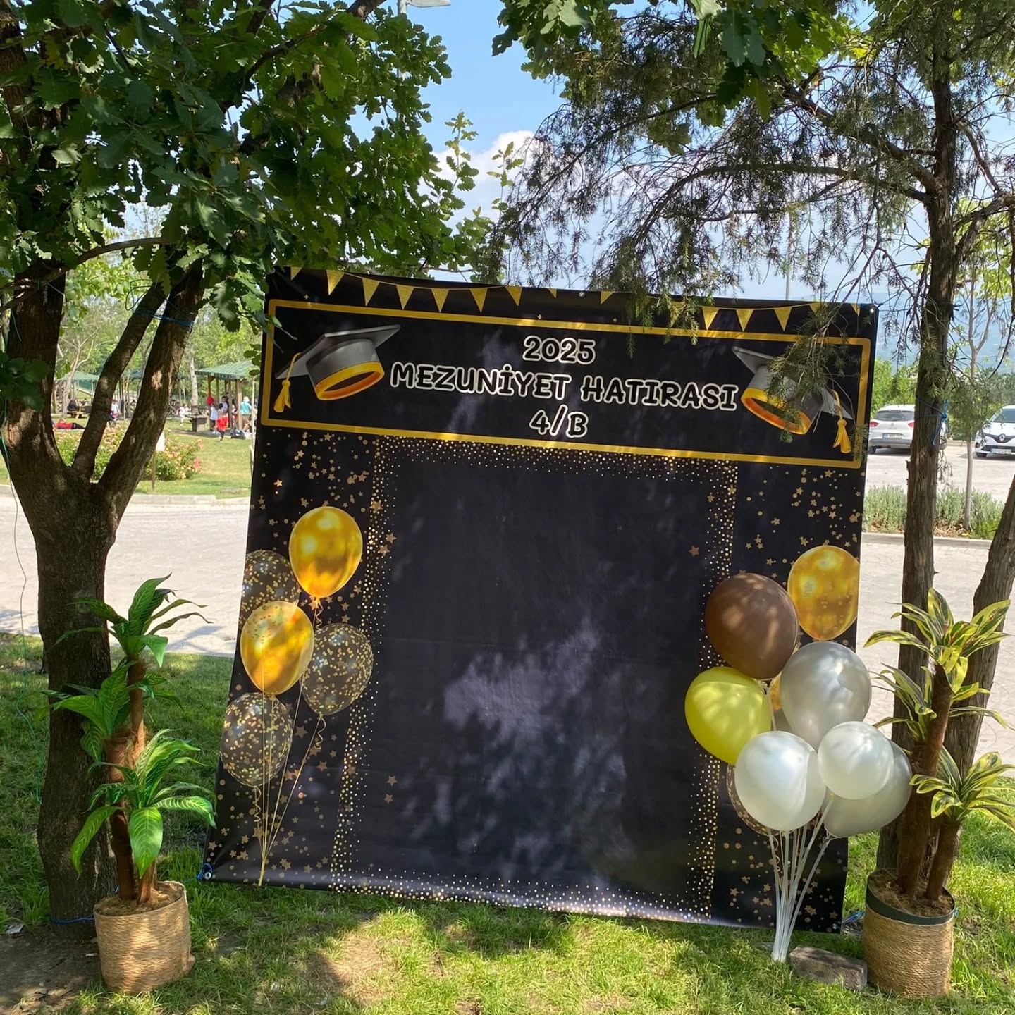 🎓 Sizden Gelenler
Her mezuniyet bir veda, her veda bir başlangıç…
Bu özel kareyle müşterimizin duygularına ortak olduk.
Hatıra panomuz, o anlara küçük bir dokunuş yapabildiyse ne mutlu bize.
Böyle anlamlı anılarda yer almak, yaptığımız işi daha da özel kılıyor. 💫
Güzel mesajlarınız için teşekkür ederiz!
#sizdengelenler #mezuniyethatırası #mezuniyetpanosu #anıpanosu #okulhatırası #kişiyeözeltasarım #duyguluanlar #vedagünü #mezuniyet2025 #HatıraPanosu