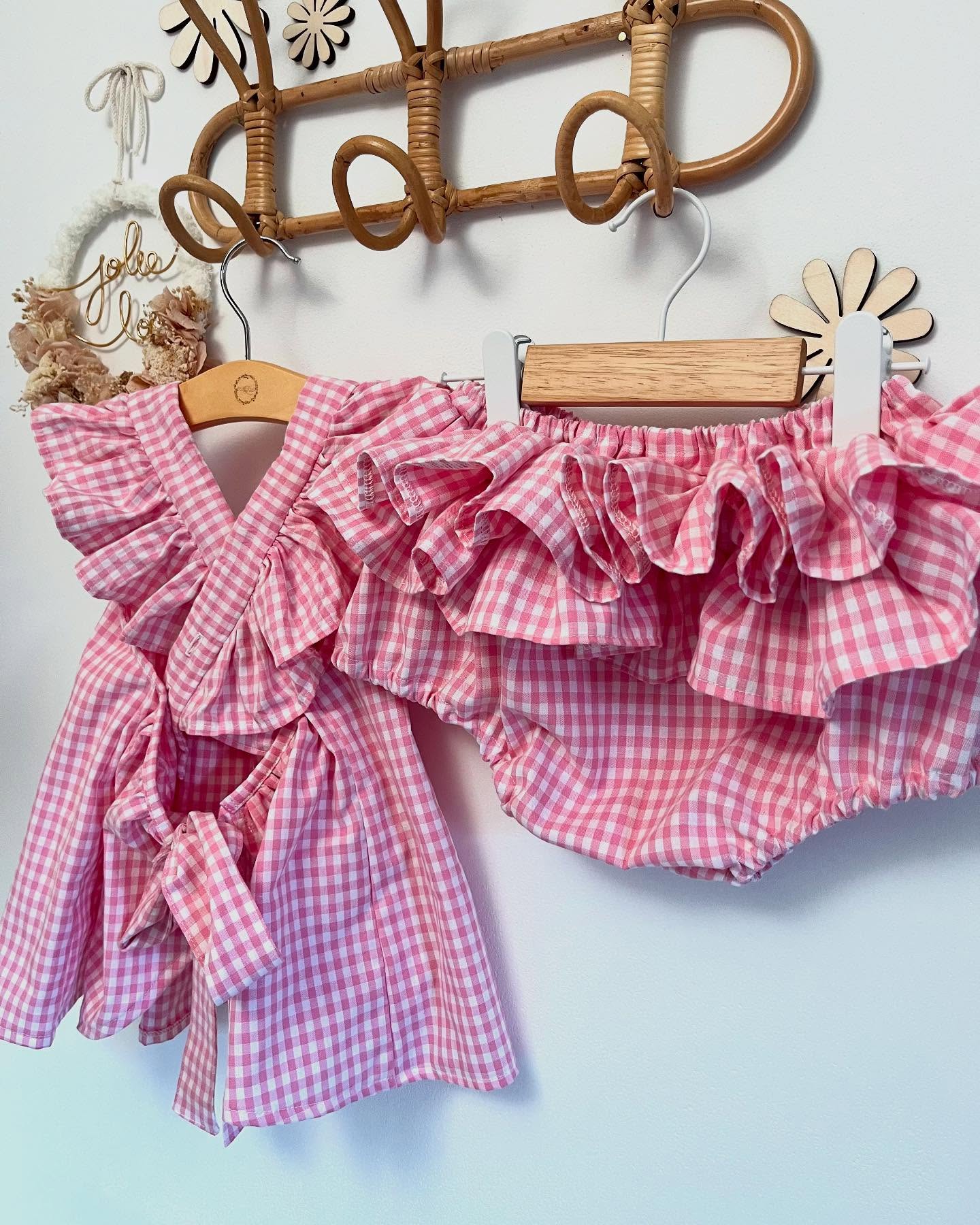 💗Ensemble Bardot💗
Le voici enfin présenté comme il se doit !
Un joli petit ensemble en coton vichy avec des petits volants froncés de partout pour un côté girly bien assumé.
Disponible directement sur le site et dans différents coloris 🌈!!!
#bloomers #bloomerbebe #creatricebébé #creatricefrançaise🇫🇷 #madeinlille #hautdefrance #création #couture #vichy #girly #bebefille #summerlooks