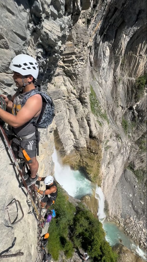 Vía ferrata de Sorrosal en Broto K3, una de las vías ferratas más bonitas del Pirineo Aragonés. Descubre esta actividad con un guía de montaña con www.wearecanyoneers.com 🤟
.
.
.
.
#ainsa #ordesa #pyreneeën #boltaña #viaferrata