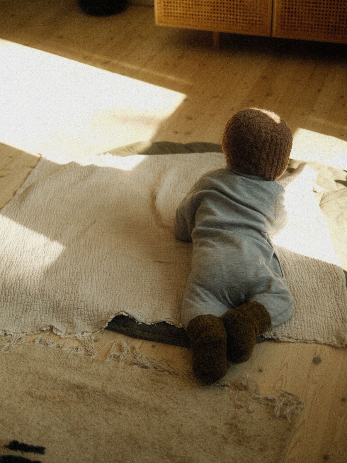 Mun puhelin on täynnä valokuvia eikä mun oman elämän valokuvat oo millään tavalla hallinnassa. Silti pystyisin melko helposti valitsemaan mun elämästä ne tietyt rakkaimmat valokuvat, jos olisi pakko.
Tässä kaksi niistä. Oltiin kahdestaan kotona, oli ihan tavallinen päivä. Mutta just niitä tavallisia, arkisia hetkiä mä tuosta menneestä ajasta eniten kaipaan.
Millaisia sun elämän rakkaimmat kuvat on? 💛💭
