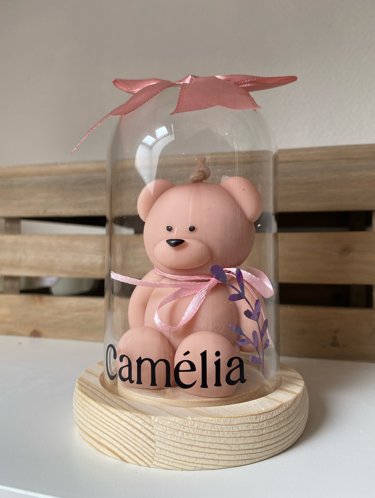 — HOLOGRAPHIQUE ✨
Une commande d’ourson pour une petite Camélia qui fête ses 1 an de vie — et la cliente m’a donné carte blanche pour le choix de l’écriture et de la décoration. 🤍
Je suis donc partie sur une branche holographique rose, et un noeud rose poudré. Camélia, ça sonnait tellement doux et je trouve que le résultat est à la hauteur de ce que j’imaginais ! 💭🩷
Et toi, tu aimes bien le côté holographique ? 😍
#artisan #artisanat #artisancirier #bougie #bougieparfumee #bougiemoulee #moulees #ciredesoja #ciredecolza #ciresvegetales #bebe #anniversaire #1an #metz #talange #lorraine #cadeauxpersonnalisés #communion #bapteme #mariage