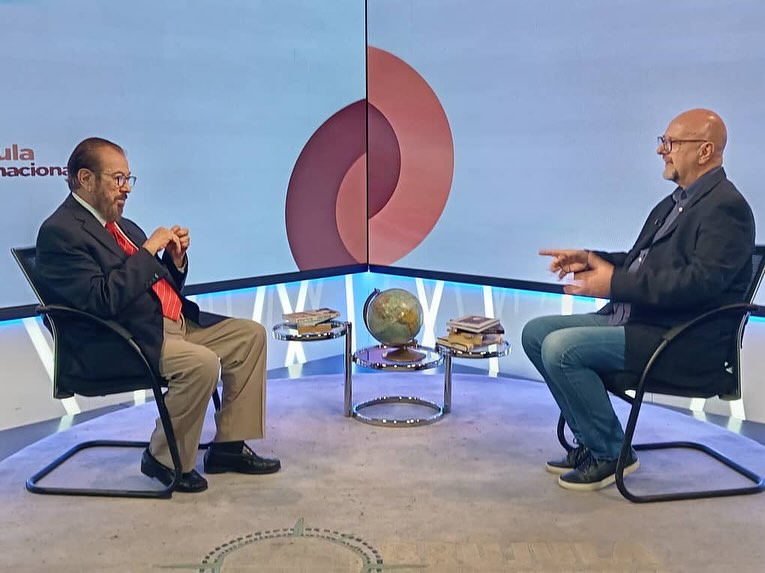 📌 *Hace dos semanas, vivimos un diálogo inspirador en el marco del #DíaInternacionalDeLosMuseos2025
🗣️ ”El futuro de los museos en comunidades en constante cambio” reunió a voces clave, lideradas por nuestro presidente de ICOM Venezuela @armando.gagliardigma en entrevista con el periodista @jcpinedap para el programa Brújula Internacional en @globovision
👉 Un debate que fortalece nuestra red de museo y sus trabajadores en todo el país
🌟 **¿Te lo perdiste?**
¡Mira la entrevista completa! 👇
🔗 Enlace a YouTube: https://youtu.be/Kq9VkrVIcyM
\#MuseosEnCambio \#ICOMVenezuela \#DIM2025 \#PatrimonioVivo \#CulturaQueTransforma