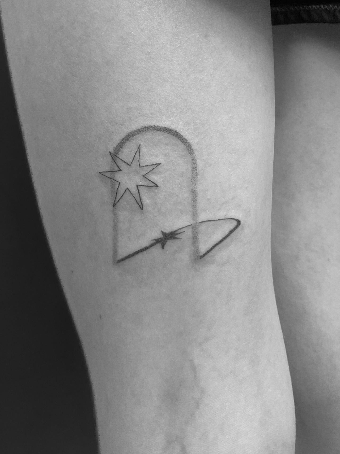 sternchentor
merci krissi
#finelinetattoo
#minimalink
#minimalistictattoo
#abstracttattoo
#symbolictattoo
#lineworktattoo
#blackworktattoo
#handpoketattoo
#tattoodesign
#tattoowithmeaning
#modernink
#weimartattoo
#erfurttattoo
#jenatattoo