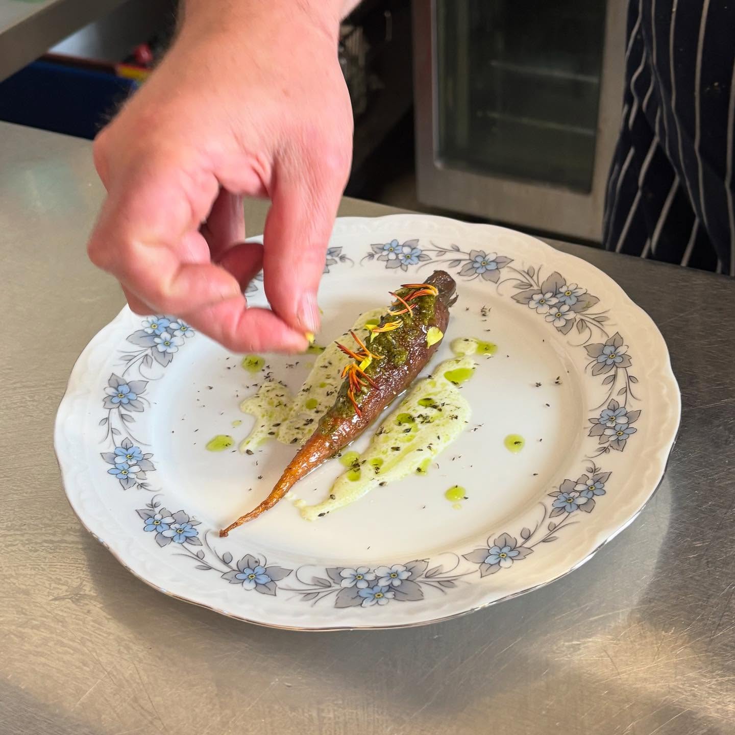 🥕💥NEW CLIENT / VISUAL IDENTITY - I’m really excited to be working with a exceptional couple who are launching a new food & drink business venture In Callander with a hyper-local approach to dining, sourcing the freshest ingredients from nearby farms and producers, foraging from the wild and crafting each dish with an artisan’s touch.
My creative development process, crafting their visual identity system using hand-made, printing techniques is well underway whilst they develop their menu for their seasonal dining experience. Really buzzing about this collaboration! #scottishfoodanddrink #visualidentitydesign