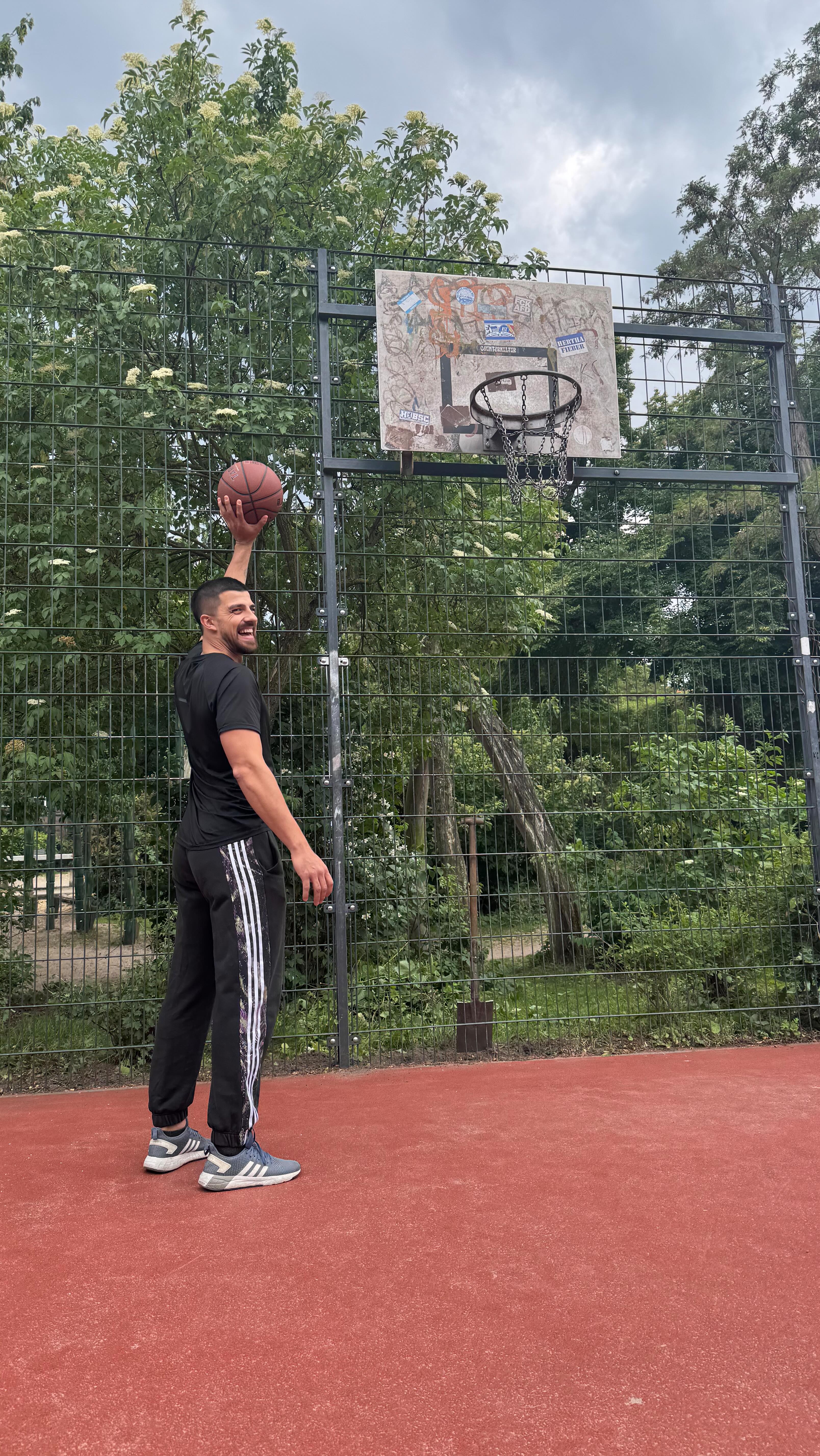 So!! B-SPORT war schon immer an Sportler orientierten jetzt endlich nach 8 Jahren fangen wir an es auszuleben.
Wir starten jeden Samstag 12:30 ne kleine Basketball 🏀 Functional Training Runde und ihr seit alle eingeladen es auszuprobieren
#B-SPORT #SPORT #Wilmersdorf