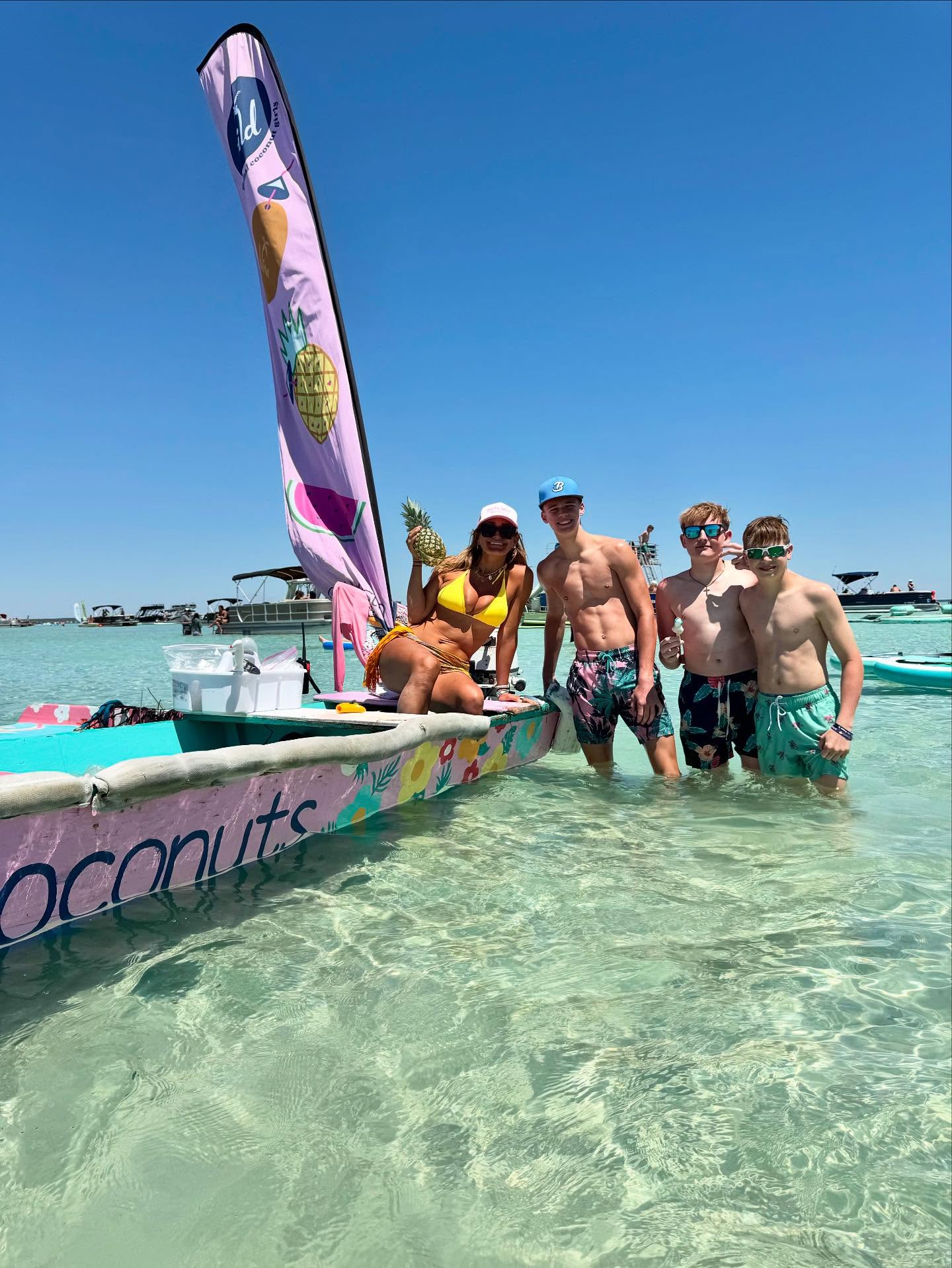 Some days you just need a fresh pineapple and crab island 🦀
📸: @tanya_mcelroy16