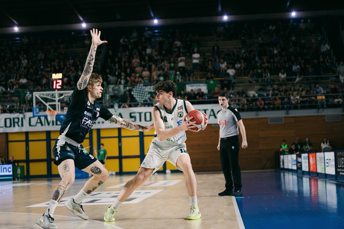 They play unselfish, they play together, and they play hard 🔥🏀 @trevigliobrianzabasket
#sportphotography #sportphotographer #basketballphotography #trevigliobrianzabasket #treviglio #leganazionalepallacanestro #pallacanestro #canonphotography #actionshots
