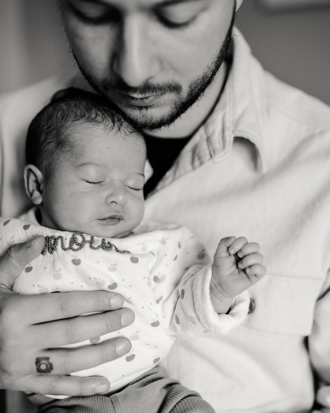 Papa, on te voit âŸïž
âšCe post, câest pour vous. Pour ceux quâon oublie parfois dans les rĂ©cits de la parentalitĂ©, mais qui sont lĂ , pleinement. PrĂ©sents, maladroits parfois, mais toujours engagĂ©s đ«¶đ»
âšBonnes fĂȘtes les papous et particuliĂšrement Ă celui de ma fille â merci pour ton humour, ton soutien. Pour les couches, les cabanes et les fous rires đ
âââ
#fĂȘtedespĂšres #papas #souvenirsprĂ©cieux #photographiedefamille#melanievauryphotographe#photographeoise