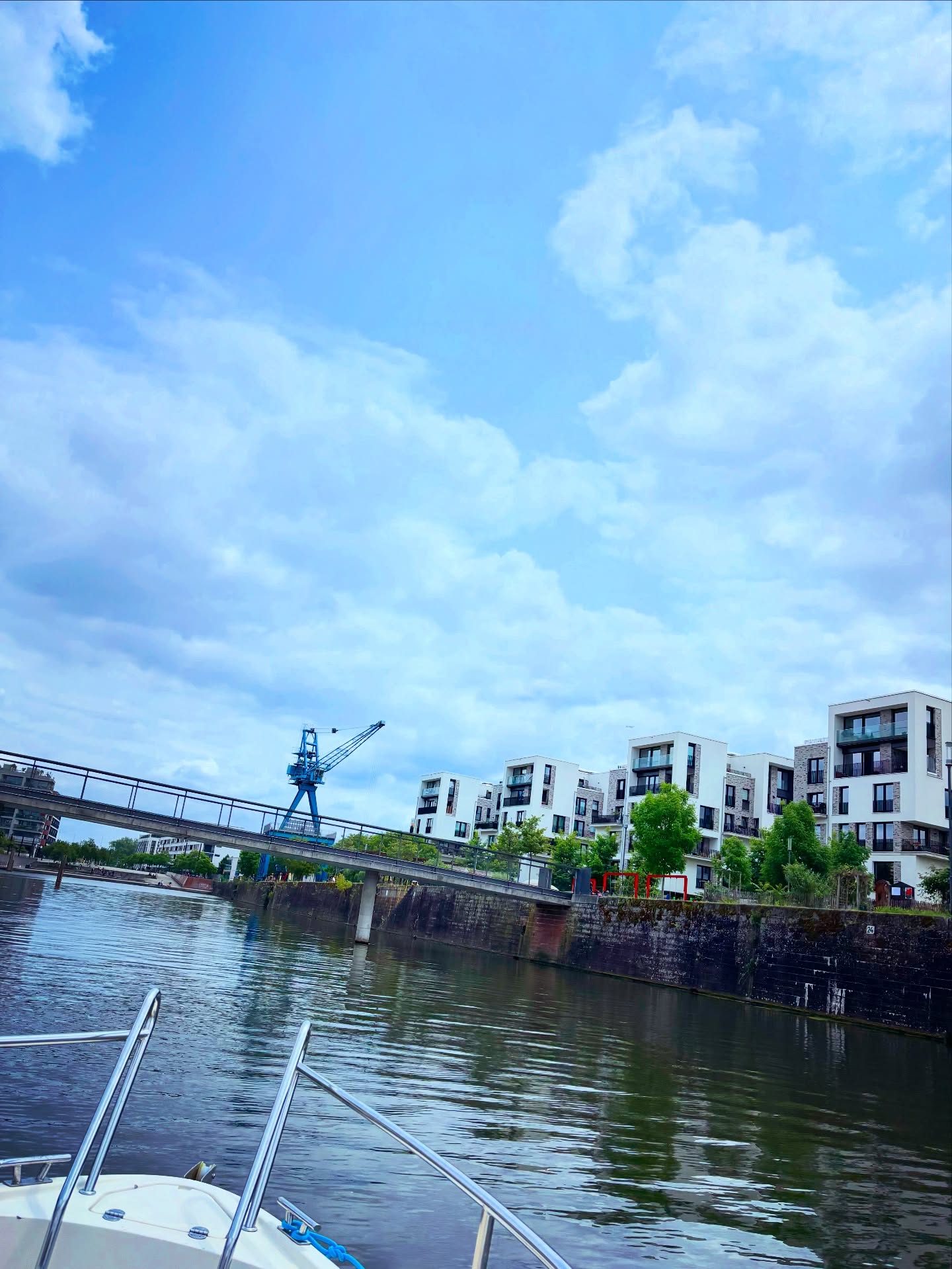GUDE & AHOI 🌊⚓️ | Jungfernfahrt bestanden! |
Was ein Akt! Es hat Monate gedauert, bis das Boot einen neuen Unterwasseranstrich bekommen hat (eigentlich sogar 4 x gespachtelt und geschliffen, 3 x mal lackiert und 2 x Antifouling).
Jetzt aber liegen wir im neuen Heimathafen Mainkur in Maintal und sind nun für alle Praxisstunden für Euch am Offenbacher Ufer.
Noch ein paar organisatorische Arbeiten & schon bald werdet ihr Euch für den ersten Kurs anmelden können! 🩵
#fahrboot #bootfahren #boat #bootsführerschein #sbf #see #binnen #sbfbinnen #sbfsee #sea #ocean #motorboot #segel #segelboot #blog #skipper #nautica #sportboot #sportbootführerschein #sail #yachting #wassersport #boatlife #nautic #captain #bootsfahrschule #offenbach #offenbachammain #offenbachammeer