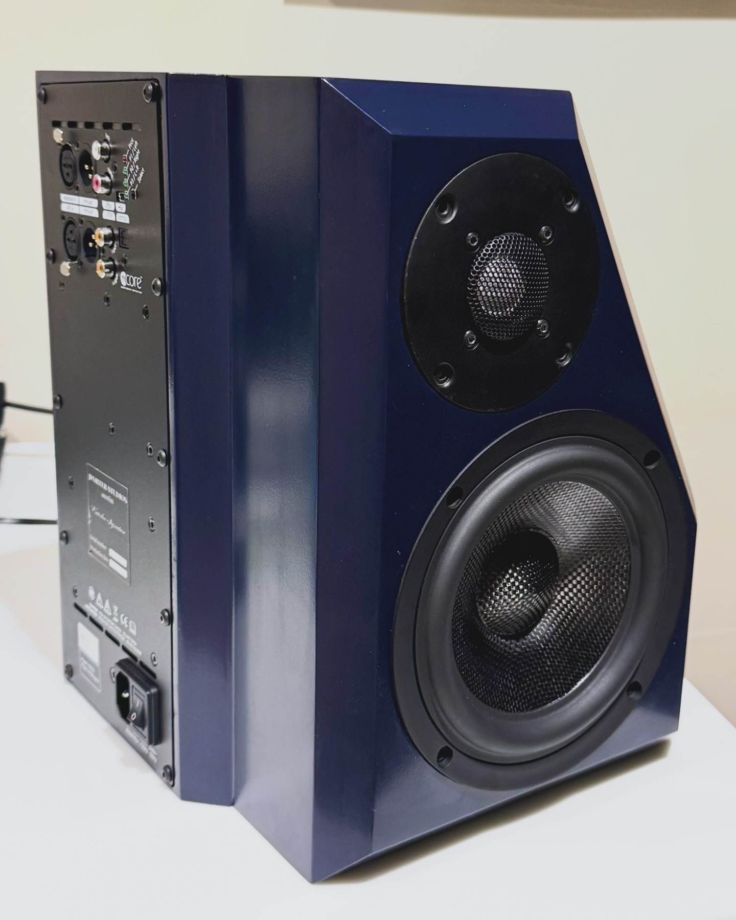 Wellington Micro, Active 3-way . dm to listen