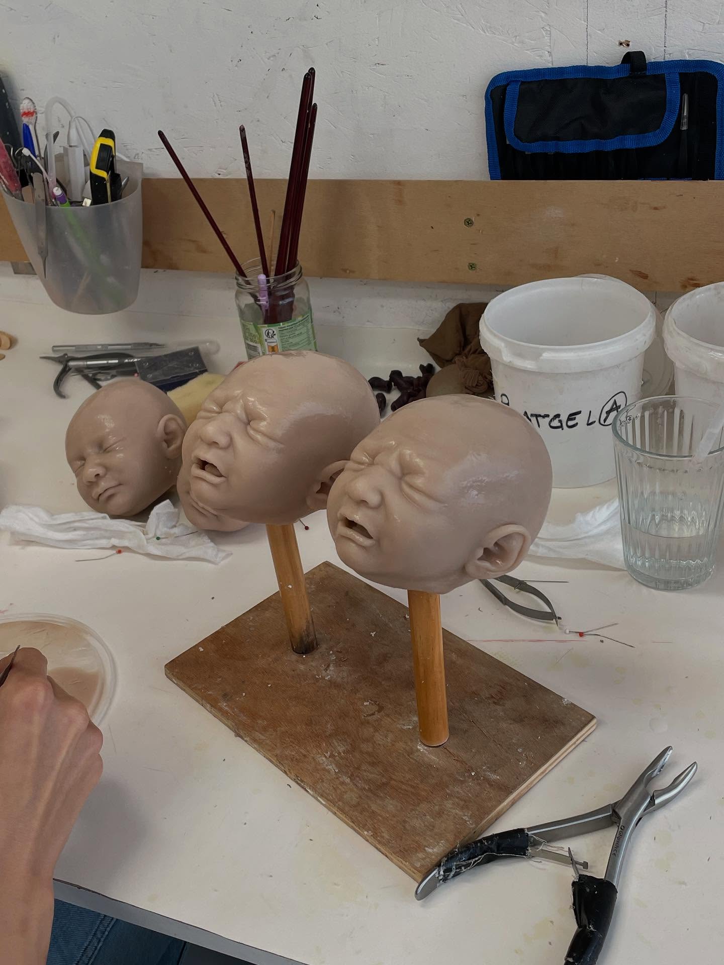 🏗️The production schedule is filling up and new babies are being born in the workshop.
The seaming and painting stage is now complete for the creation of a new baby with interchangeable heads.
@virginie_dahmane @celinefragment
#cinebaby #sfx #props #fakebaby #cinema #workshop