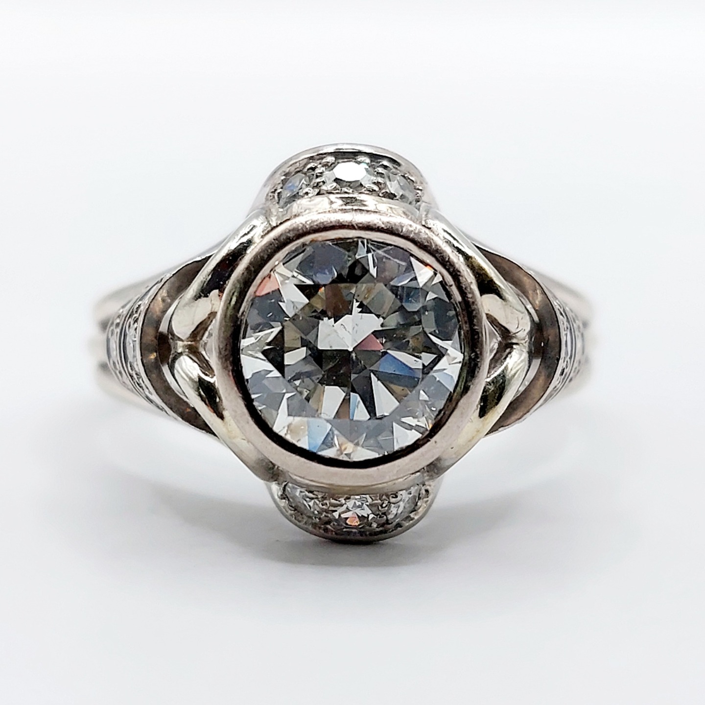 French art deco ring 18K white gold set with 1.75 carat brilliant cut diamond surrounded by smaller diamonds in a finely crafted setting (circa 1950)
PRICE : 6500€
Magnificent Art Deco goldsmith work
Size: 57 FR / 8 US
Weight: 7.36 g
Main diamond size: approximately 7.8 mm (estimated at 1.75 carats)
Presumed color J/K, presumed clarity Si2/Si3 (small inclusions visible under a magnifying glass)
Head size: 14.4 mm
Micro-scratches from use
750 hallmark and "K" hallmark (possibly a goldsmith's mark)
#frenchjewelry #diamond #diamondring #antiquering #victorian #victorianring #marquisering #augustusjewels #vintagering #daisyring #daimondhaloring #oldminecut #oldminecutdiamond #tankring