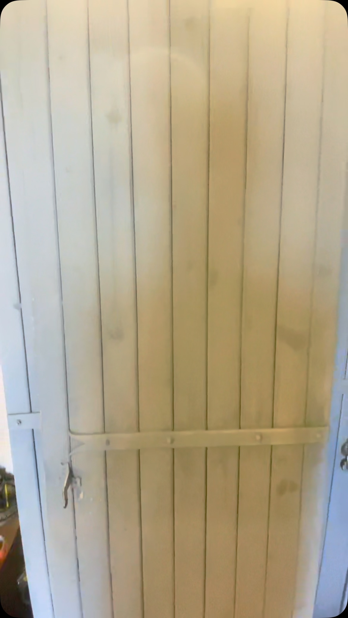 Aerogommage d’un volet en sapin avec une peinture bleu prêt à repeindre pour durée encore plusieurs années #aerogommage #volets #peinture #bois