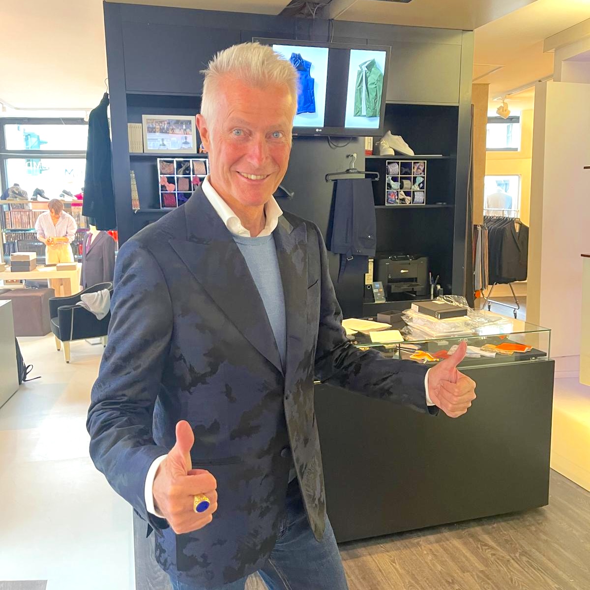 Unser Kunde und Freund unseres Hauses, Jan Erik Daudé-Fischer, in seinem maßgefertigten Dinnerjacket aus einem Tuch der Nobelweberei Carnet aus Como. Das Tuch ist eine atmungsaktive 250g leichte Wolle-Seide-Mischung. Das Dinnerjacket berechnen wir mit EUR 1.500.
Wir beraten auch Sie gerne! Bitte vereinbaren Sie gleich Ihren Beratungstermin unter cutforyou.com/terminvereinbarung
#cutforyou #brvolleys #berlin #maßschneider #maßsakko #maßanzug #design #option #sommer #hemd #maßhemd #herrenmode #maßmantel #carnet #individualität #beatelecloux #maß #maßanfertigung #maßschneider #dinnerjacket #herren #damen #schneider #monogramm #paspel #kontrast